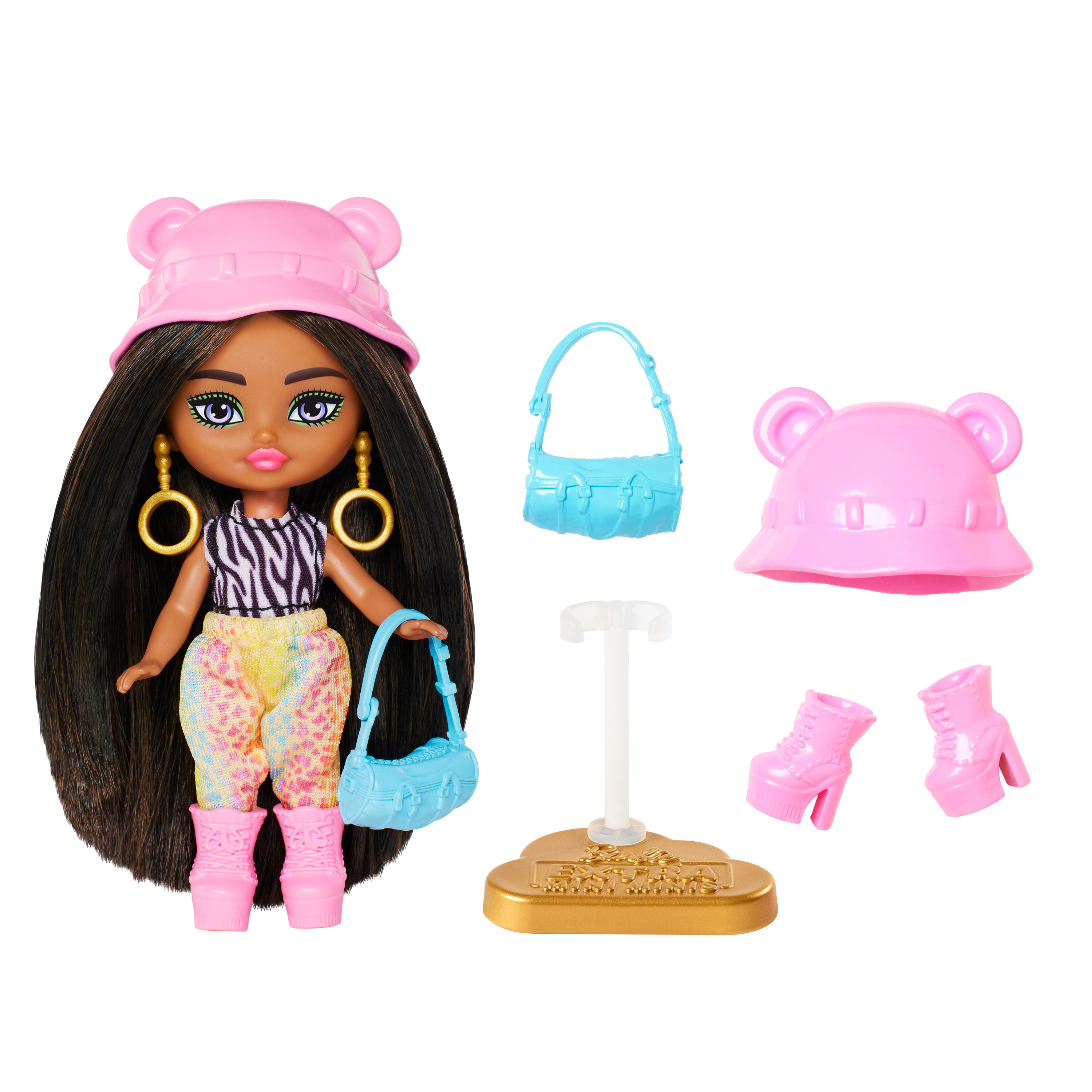 Puppe mit pinkem Hut und Stiefeln, blauer Tasche und Zubehör: Handtasche, extra Hut und Stiefel vor Weiß.