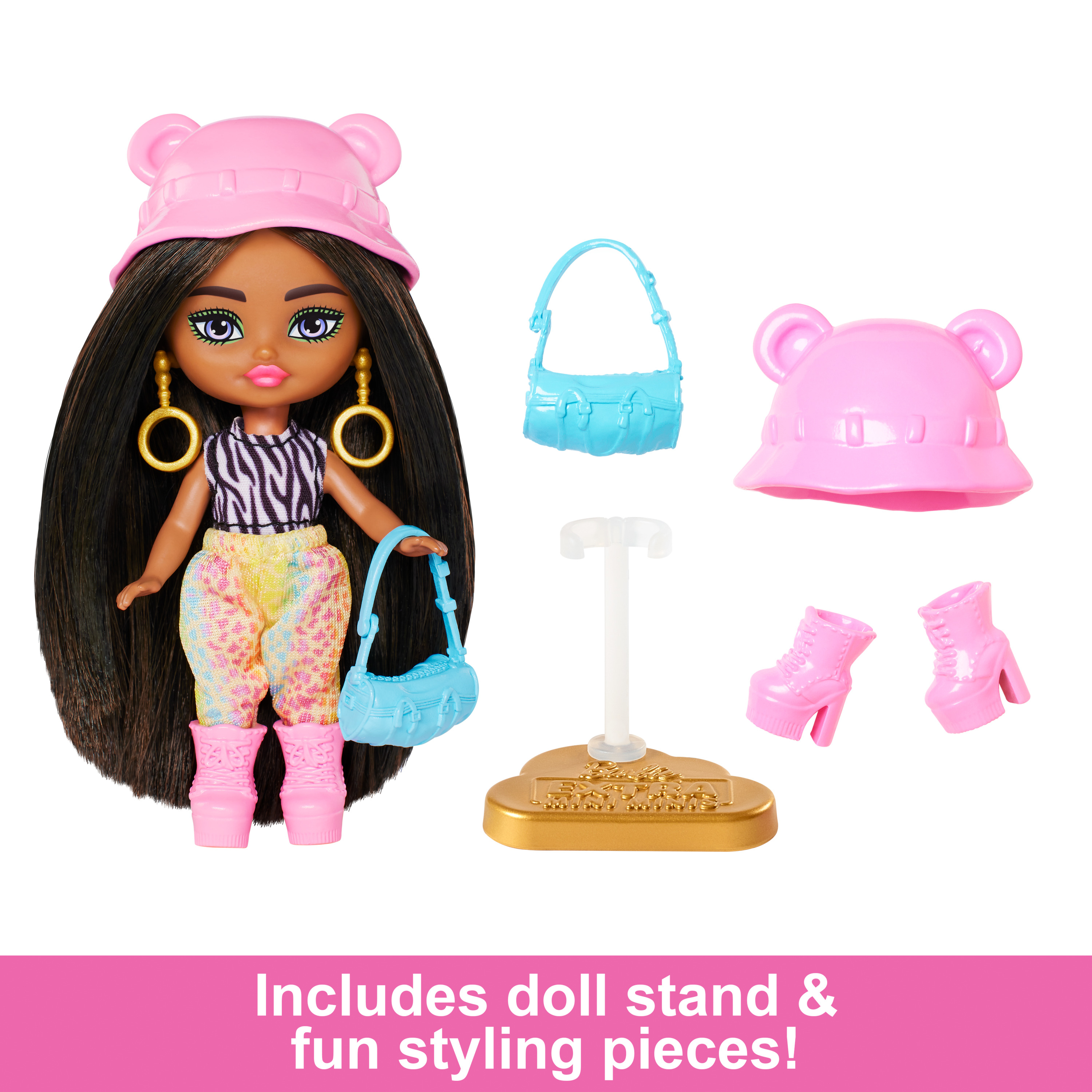 Eine Puppe mit Accessoires: ein pinker Hut, eine blaue Geldbörse, ein Puppenständer und pinkfarbene Stiefel mit goldenen Ohrringen.