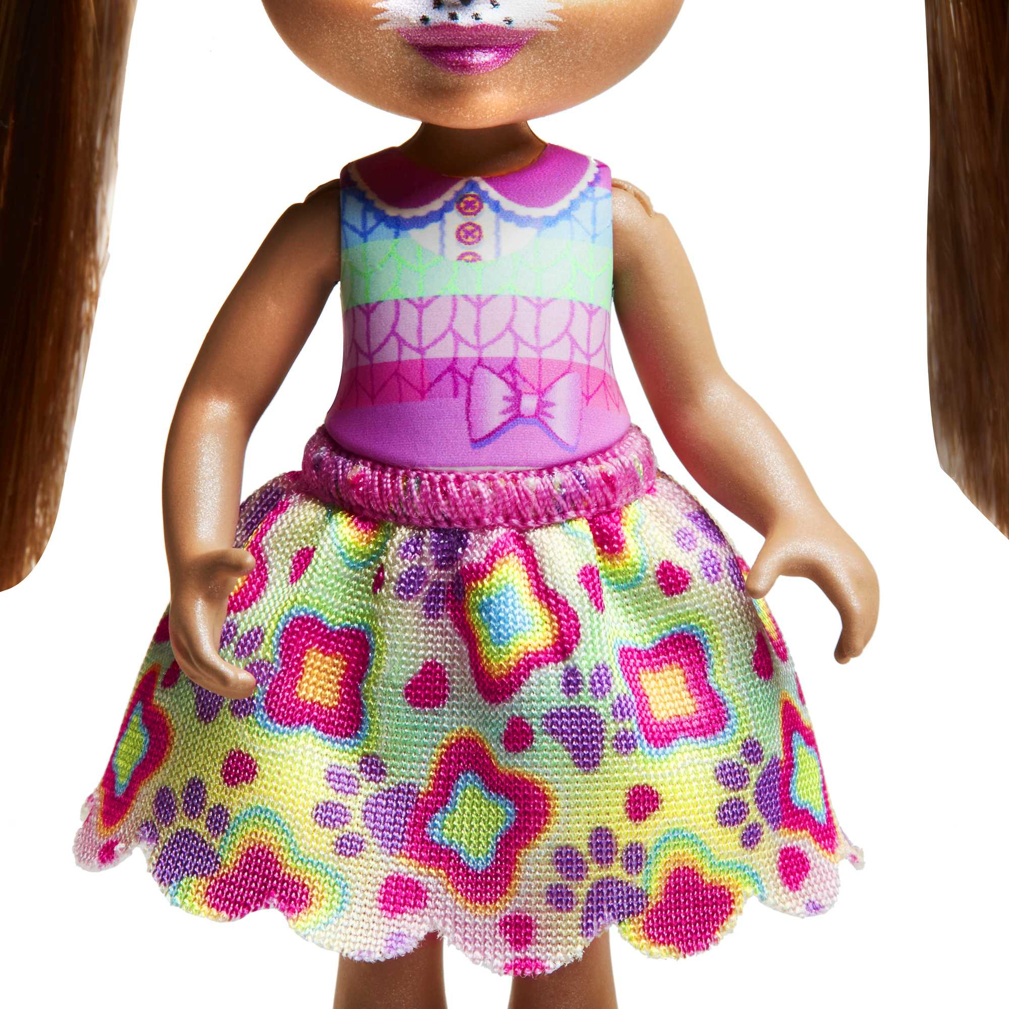 Lalka z malowaniem twarzy, kolorowa sukienka. Brązowe włosy. Białe tło.