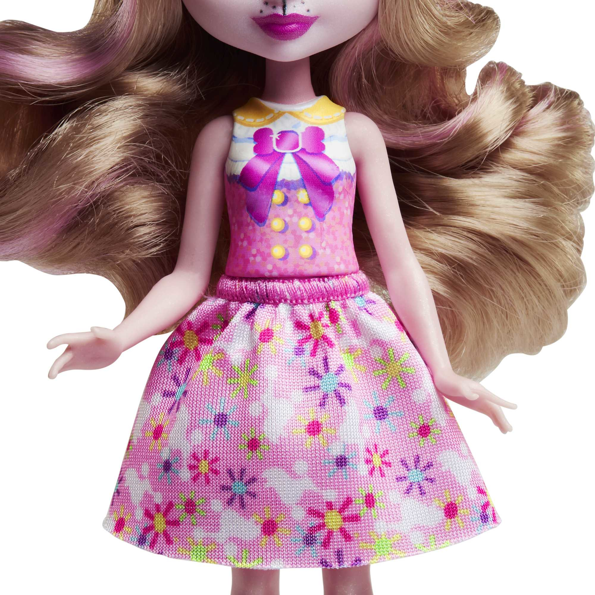 Lalka w różowej sukience i kwiecistej spódnicy. Długie włosy i różowe usta.