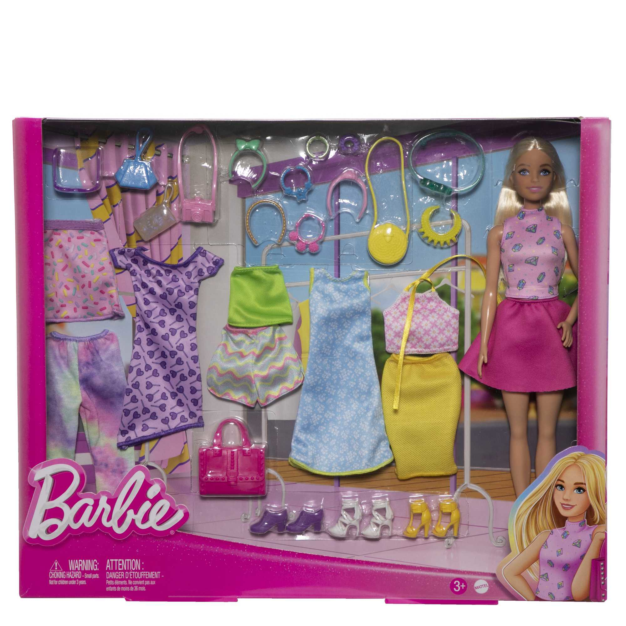 Barbie-Set mit Kleidung, Accessoires und einer Puppe, auf einer rosa Box auf weißem Hintergrund.