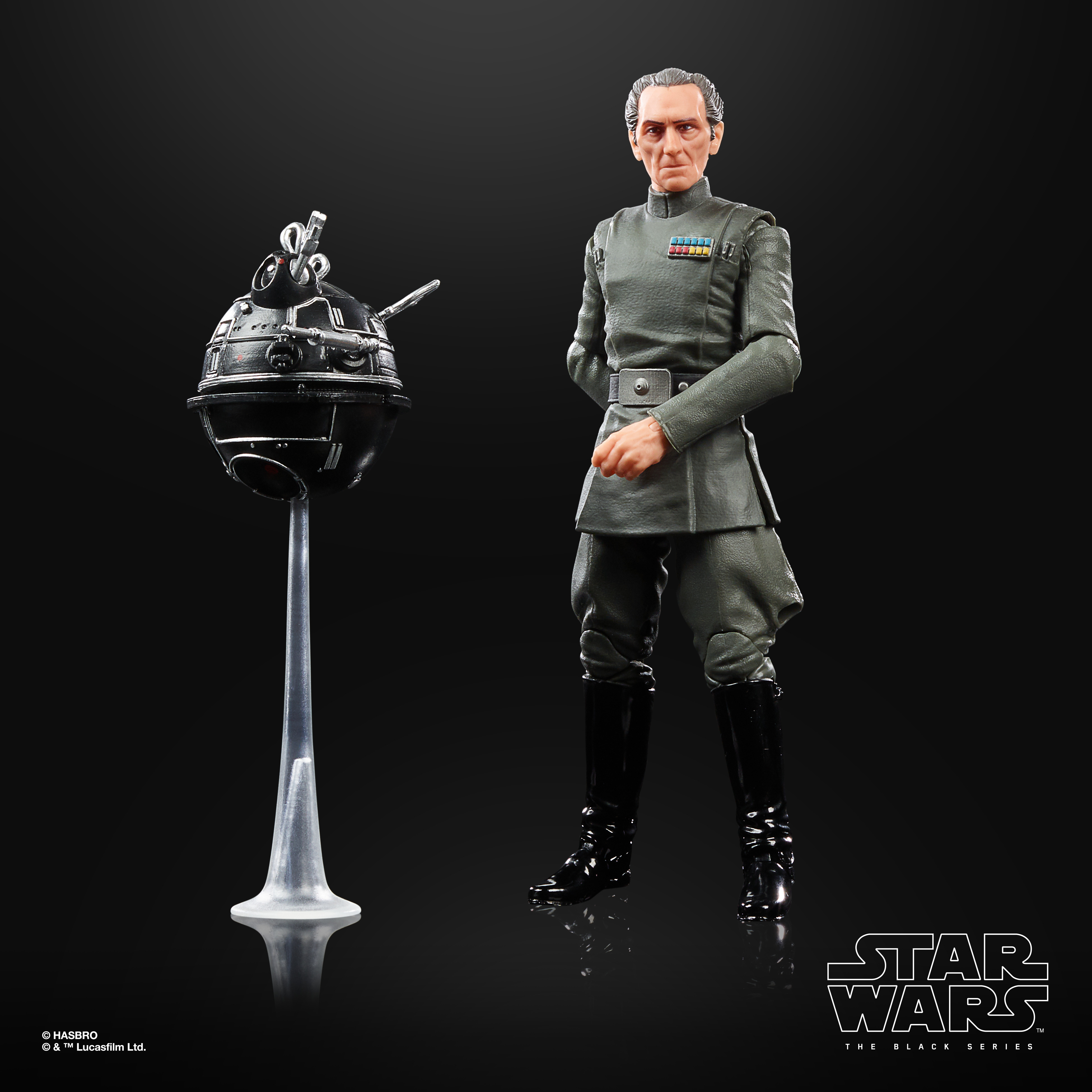 Un'action figure di Star Wars di Grand Moff Tarkin con un droide nero su un supporto.