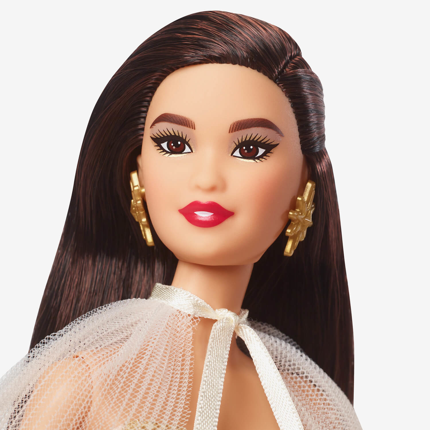 Nahaufnahme einer Barbie-Puppe mit langen braunen Haaren, goldenen Ohrringen und rotem Lippenstift.
