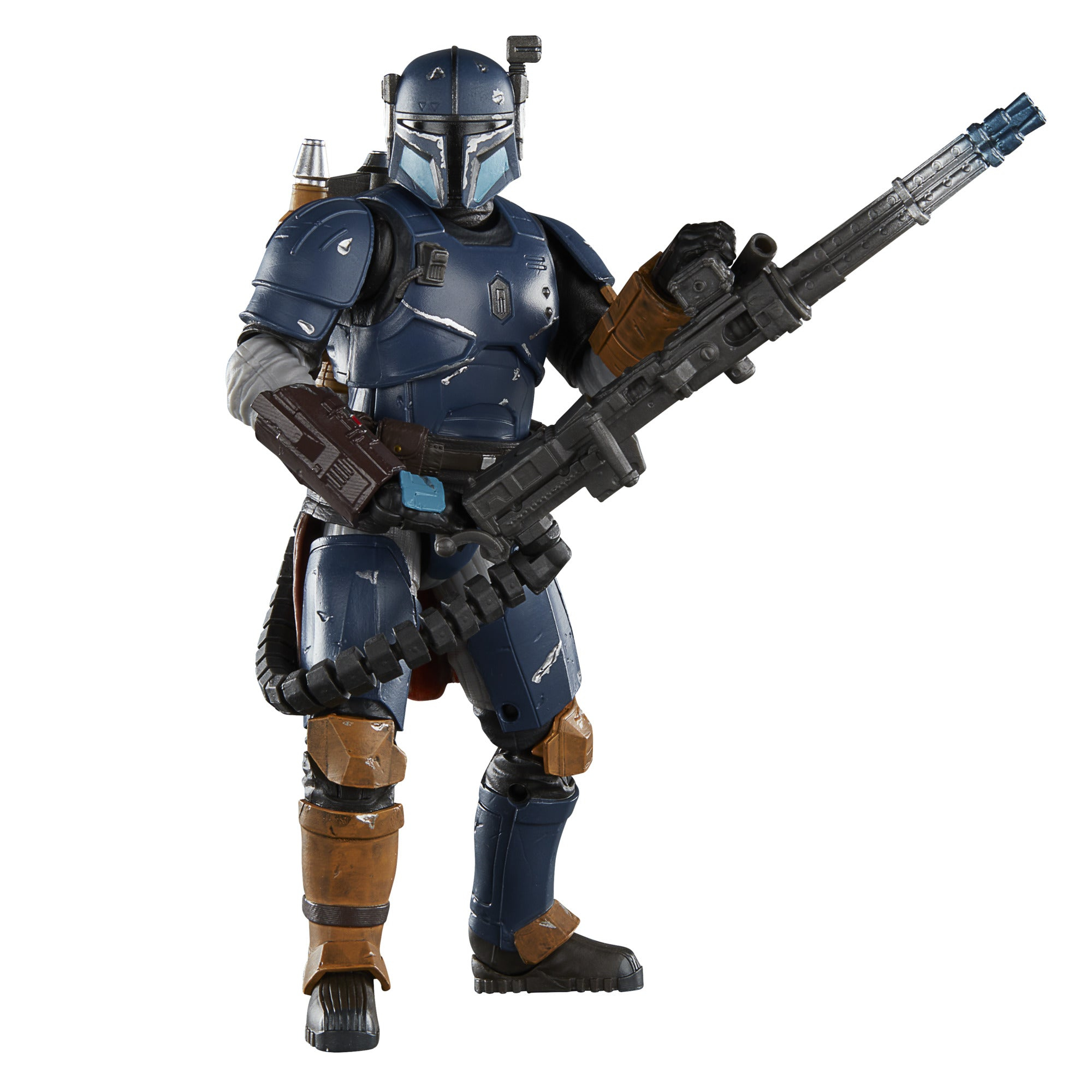 Action figure del Mandaloriano, armatura blu, che tiene una grande arma, sfondo nero.