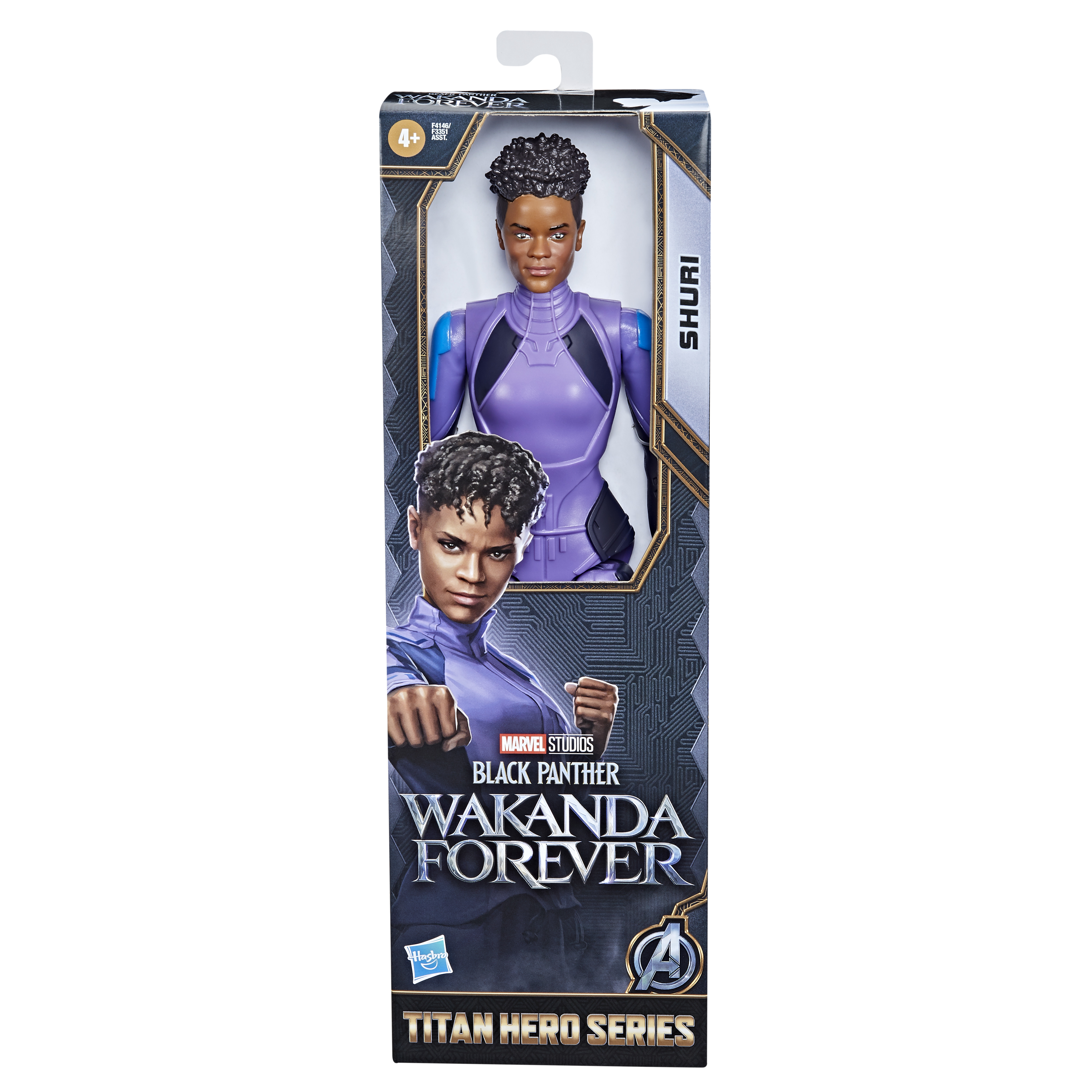 Una bambola di Shuri di Black Panther in una scatola con immagini e testo, su sfondo bianco.