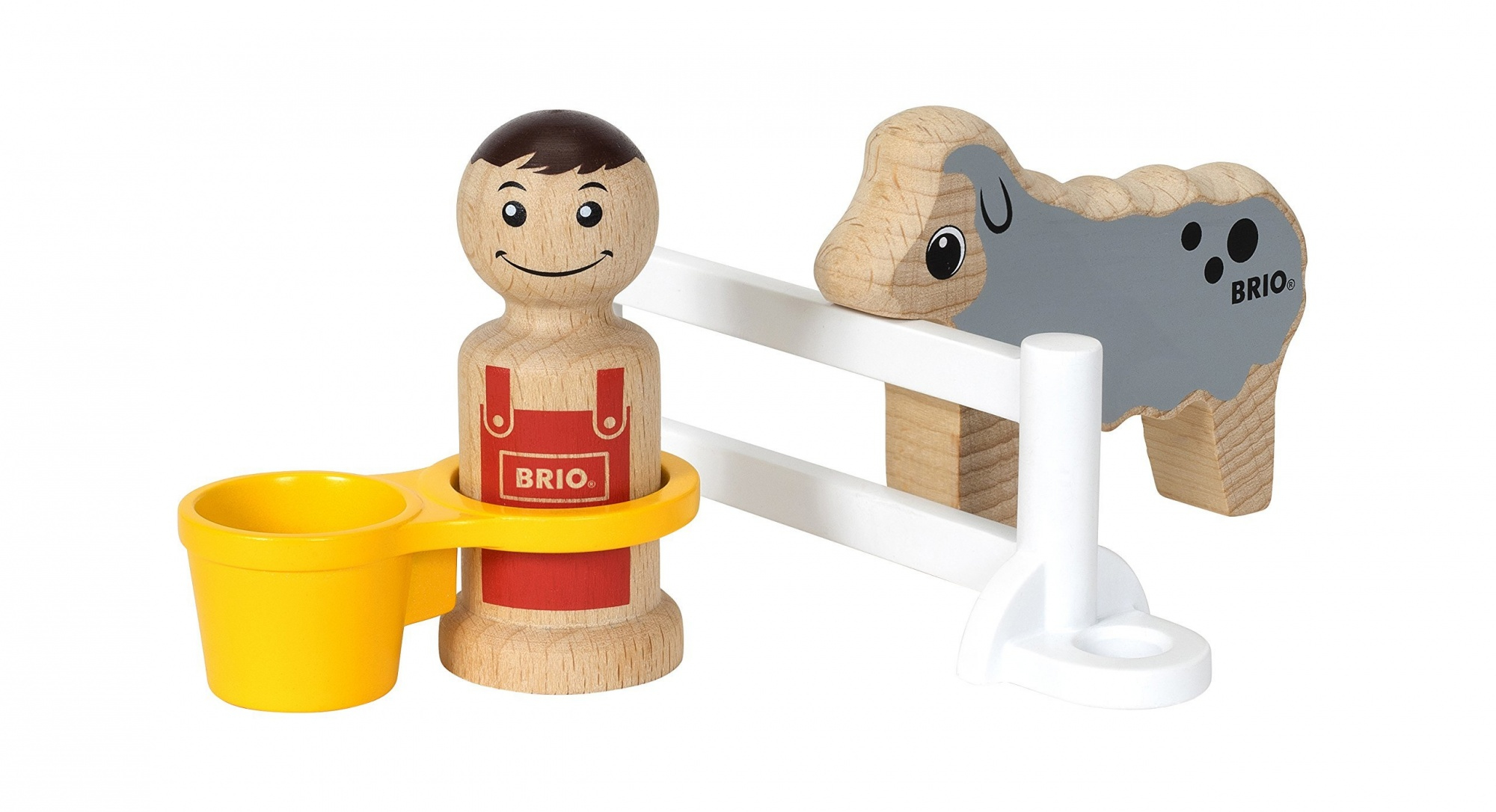 Set di giocattoli in legno: contadino, pecora, recinto bianco e secchio giallo, tutto su sfondo bianco.