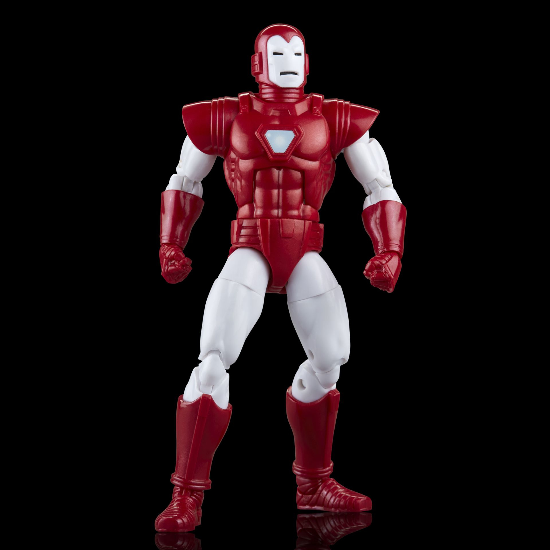 Action figure di Iron Man in classica armatura rossa e bianca. In piedi su sfondo nero.