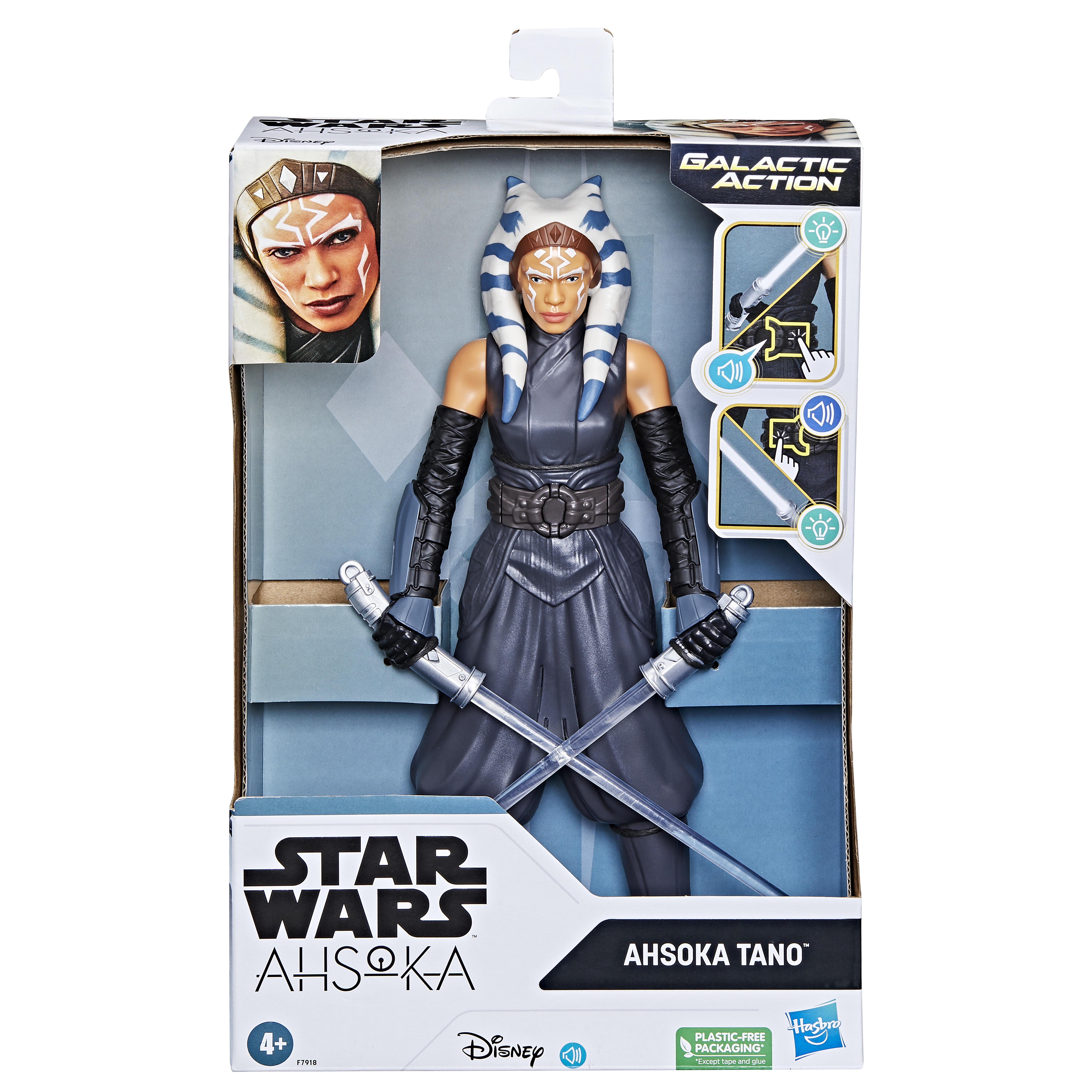 Action figure di Ahsoka Tano in una scatola. Indossa un completo grigio e tiene le spade laser.