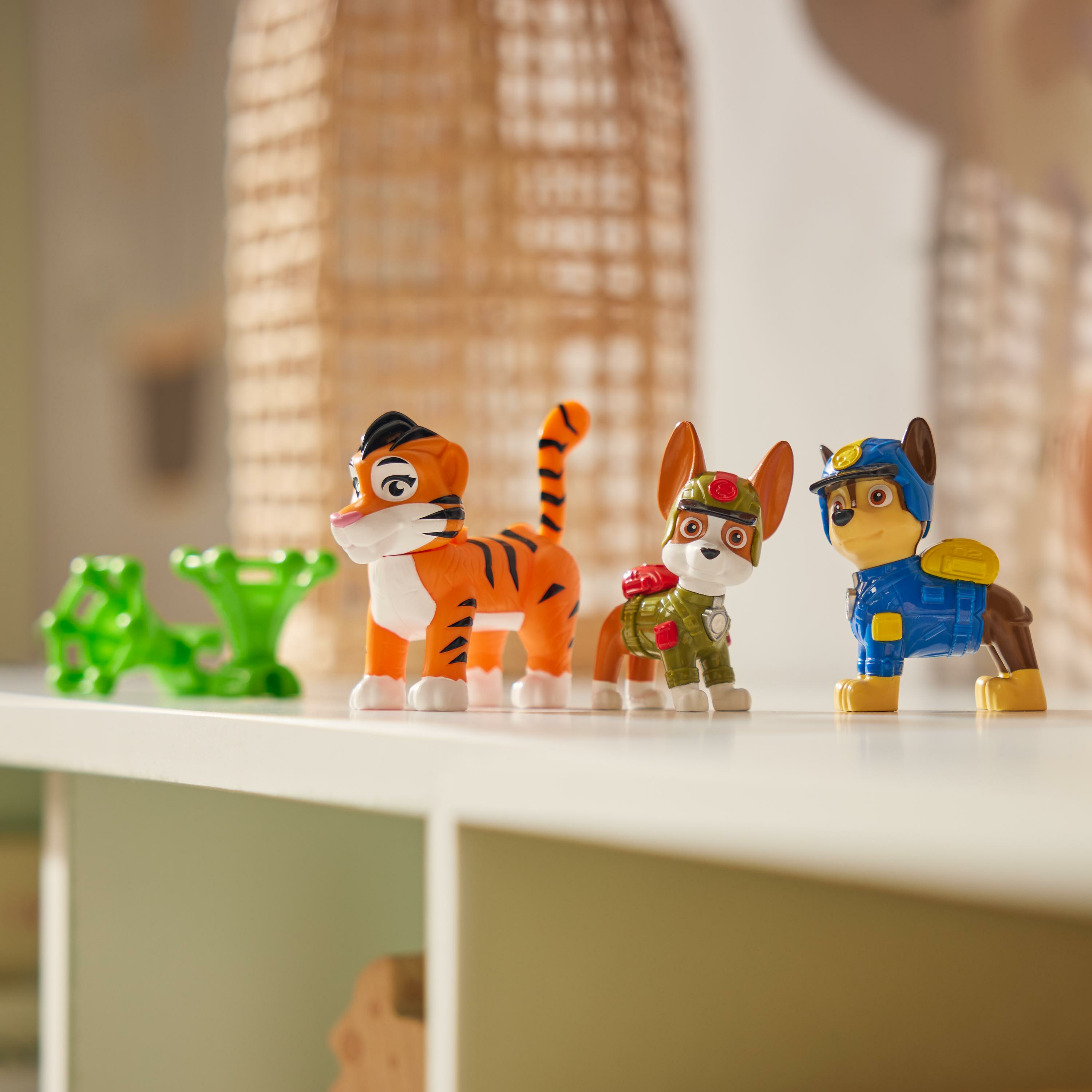 Drei Paw Patrol-Figuren auf einem Regal: Tiger, Hund und ein weiterer Hund.