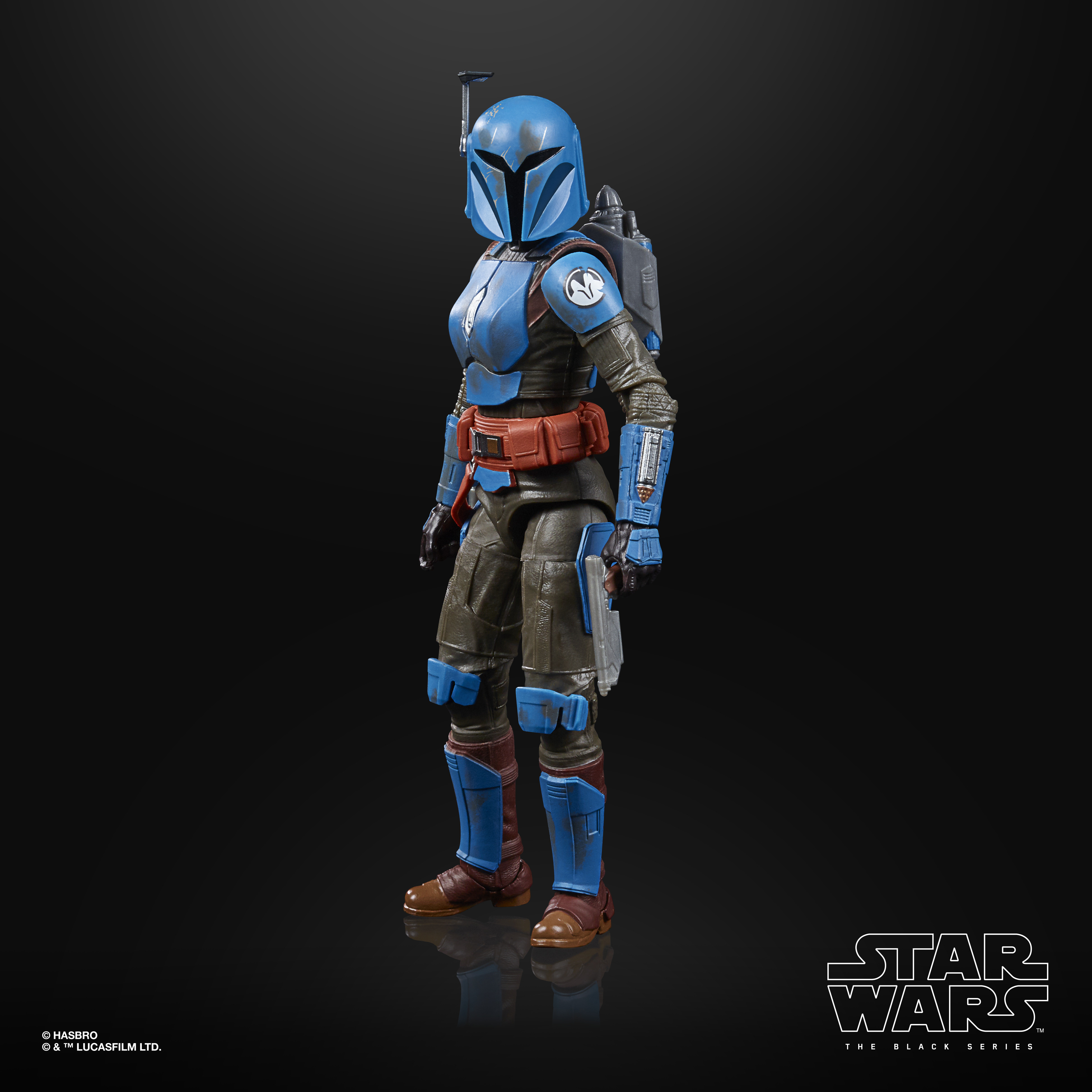 Una action figure mandaloriana blu e marrone è su una superficie nera.