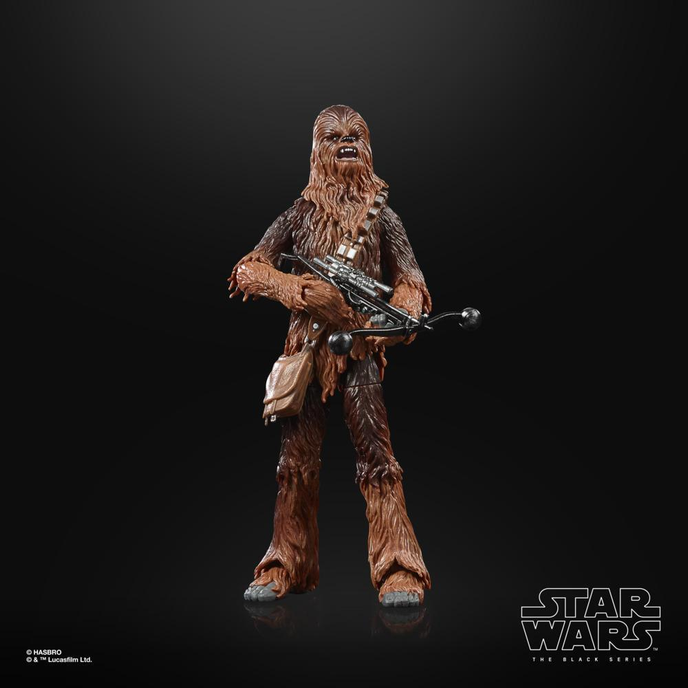Una statuetta marrone di Chewbacca con una balestra su sfondo nero.