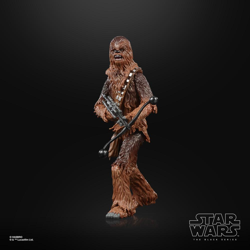 Figura di Chewbacca con balestra, pelliccia marrone, sfondo nero, logo Star Wars.