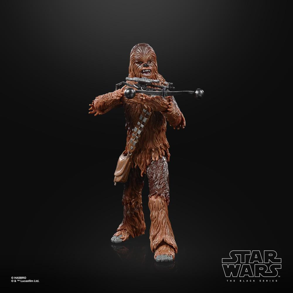 Figura di Chewbacca con balestra, pelliccia marrone, sfondo nero, logo Star Wars.