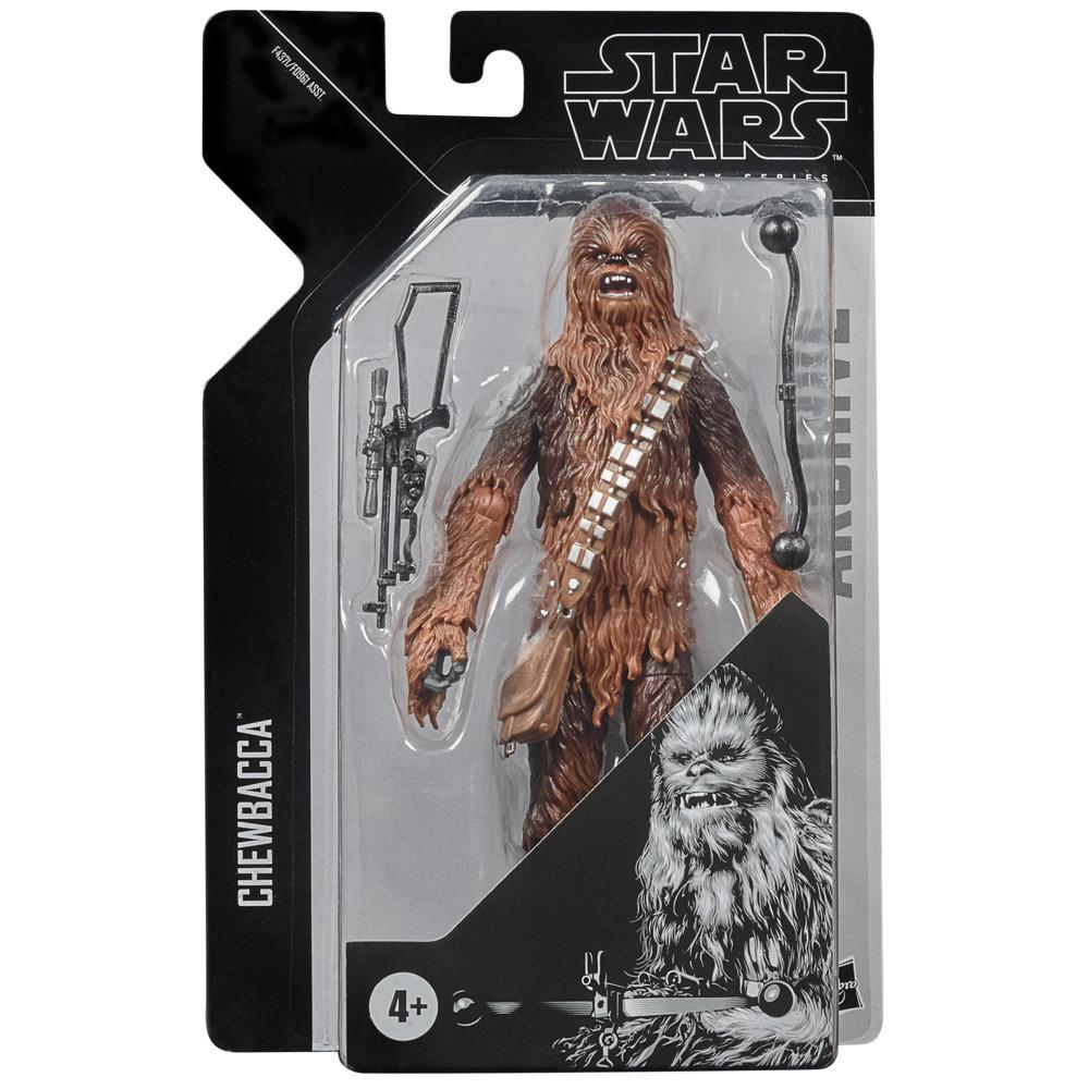 Action figure di Chewbacca in confezione. Pelo marrone, con arma. Scatola bianca e nera.
