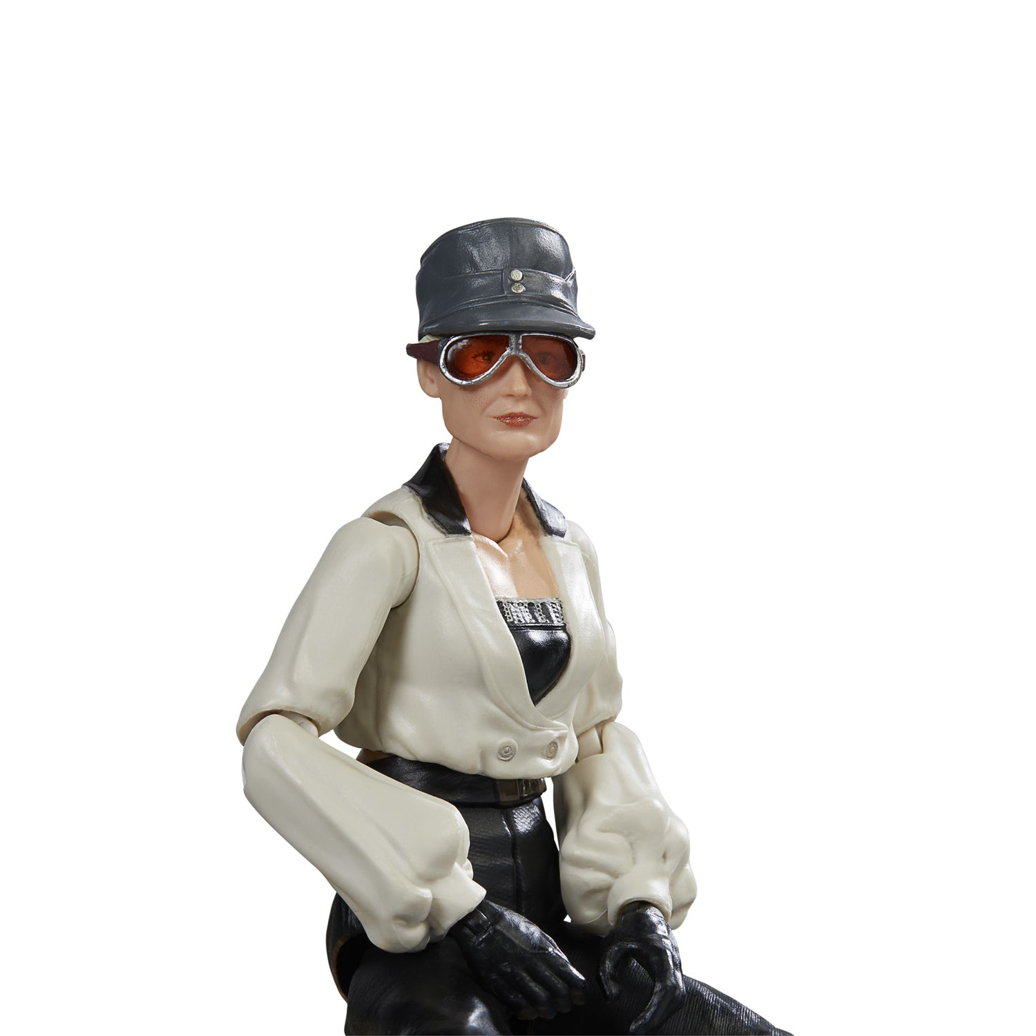 Eine Spielfigur einer Frau mit Brille und Hut, die eine weiße Jacke, ein schwarzes Hemd und eine Hose trägt.