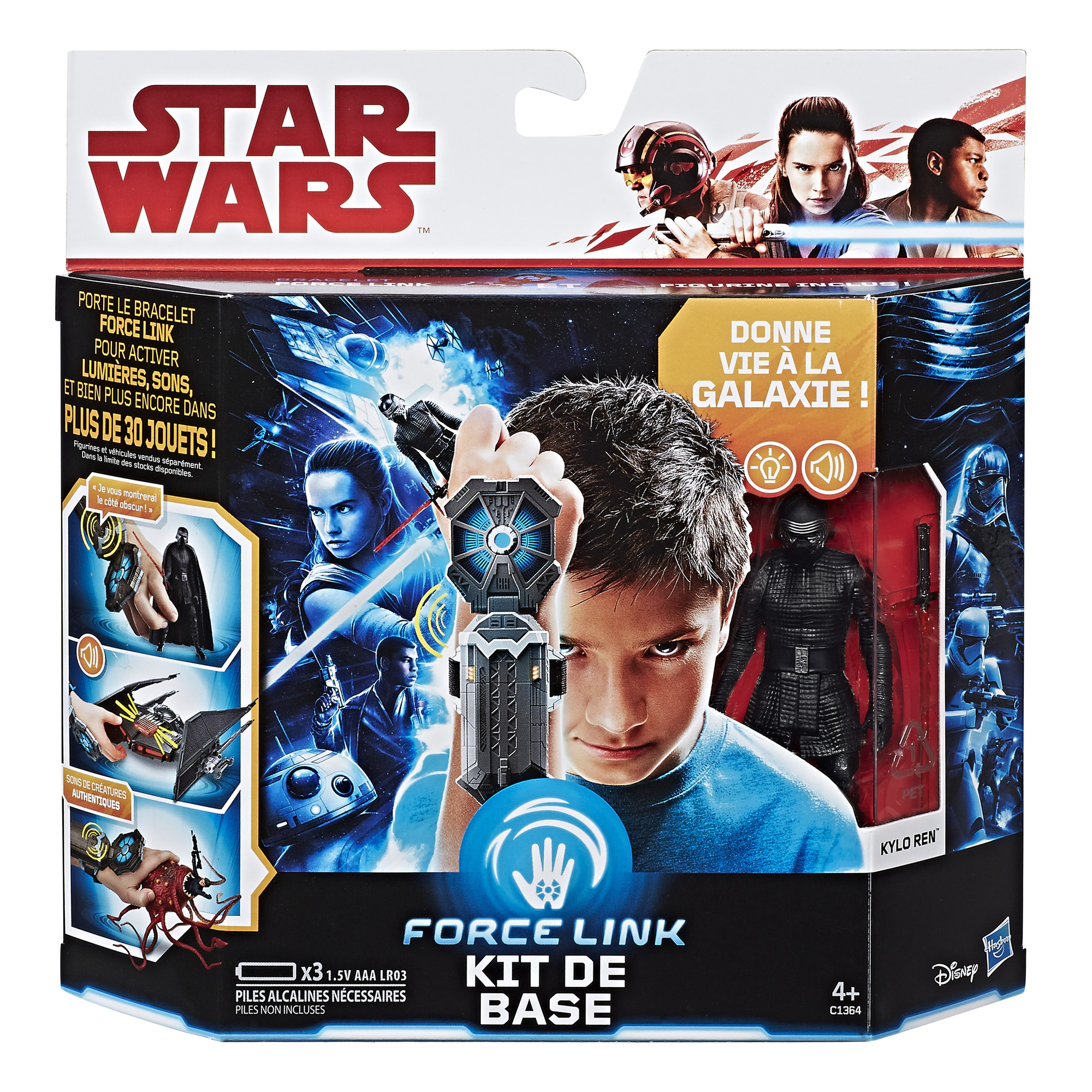 Un bambino gioca con un giocattolo Star Wars Force Link, con Kylo Ren.