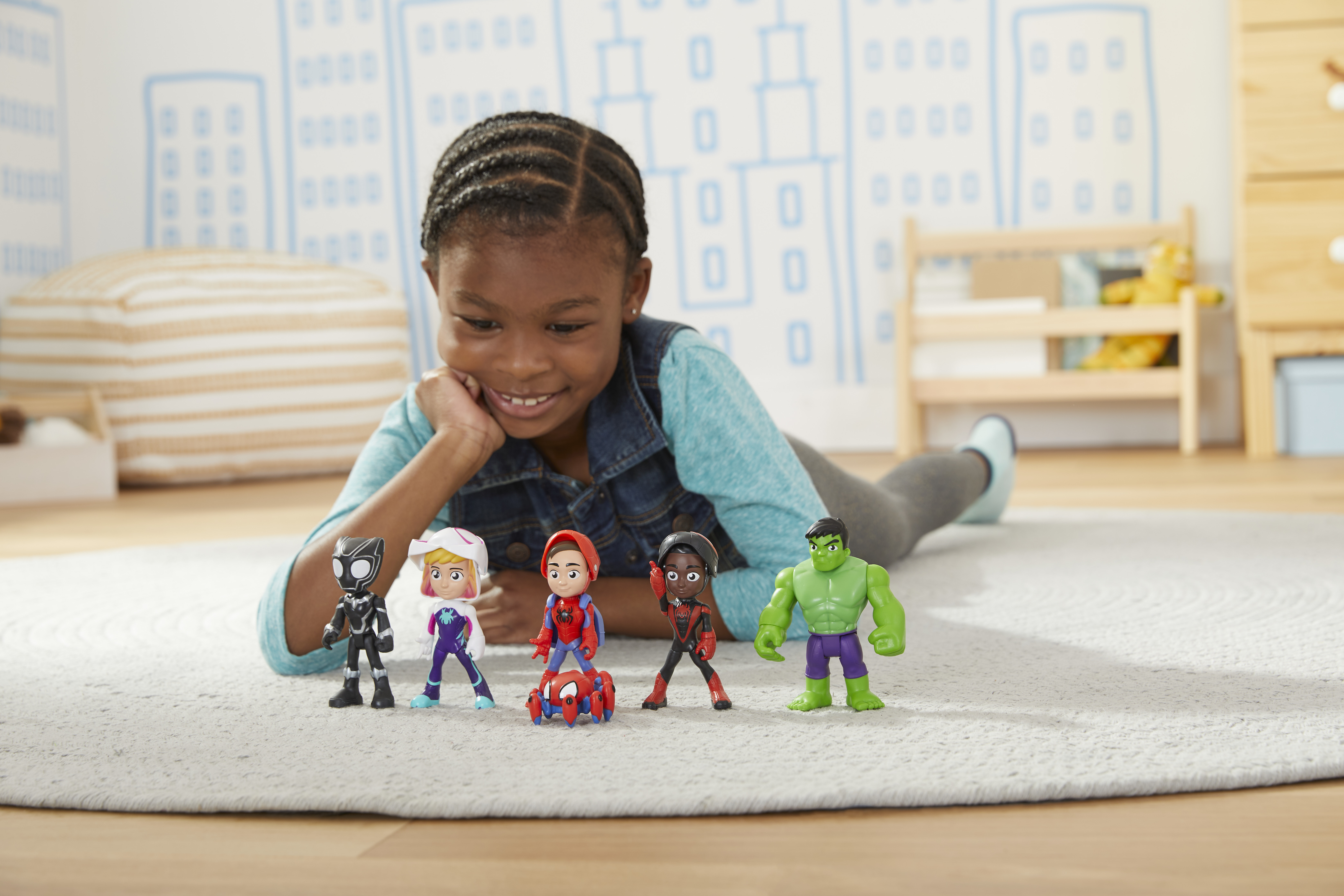 Ragazza con giocattoli di supereroi. Personaggi: Spider-Man, Hulk e altri. Sfondo: area giochi.