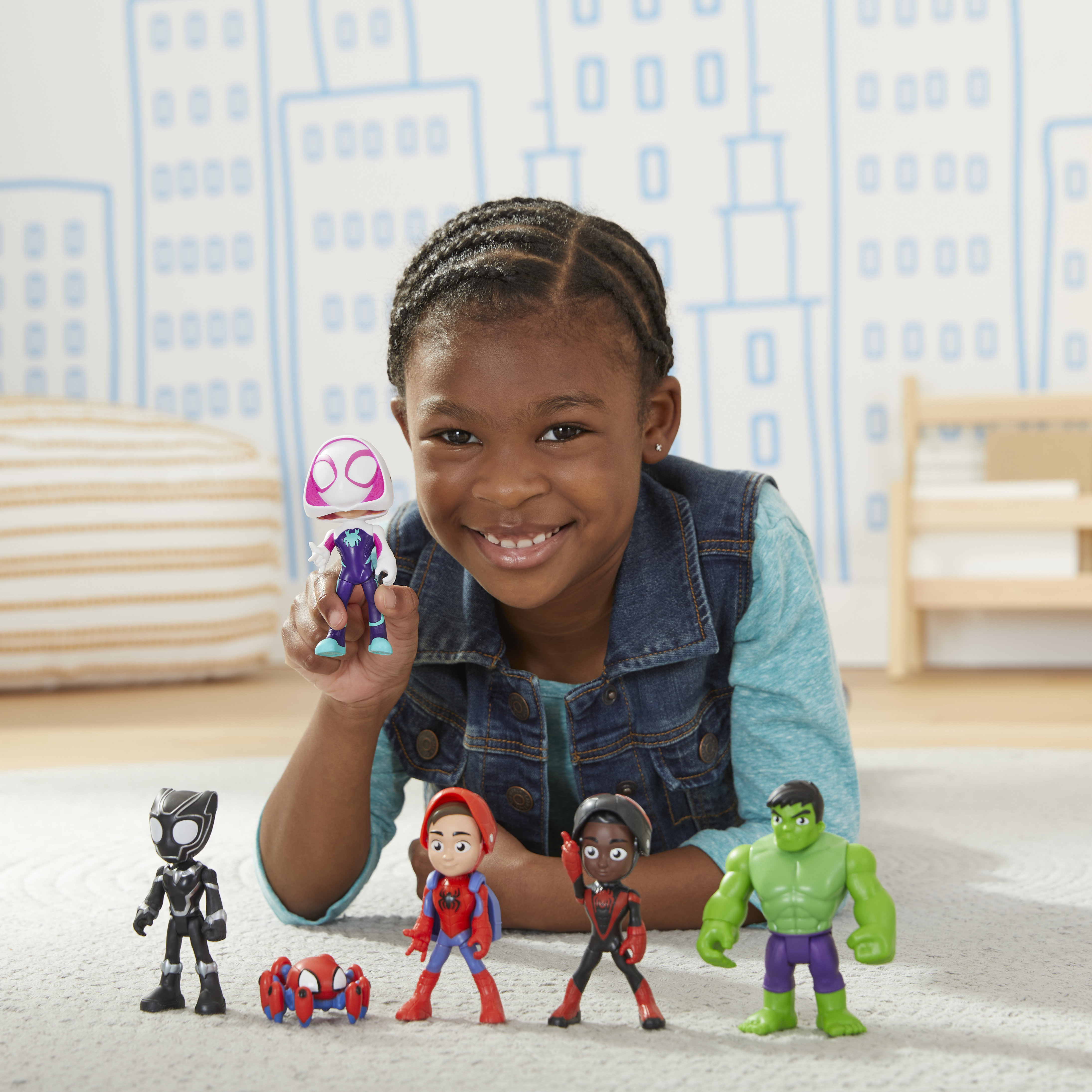 Ragazza con giocattoli di supereroi. Personaggi: Spider-Man, Hulk e altri. Sfondo: area giochi.