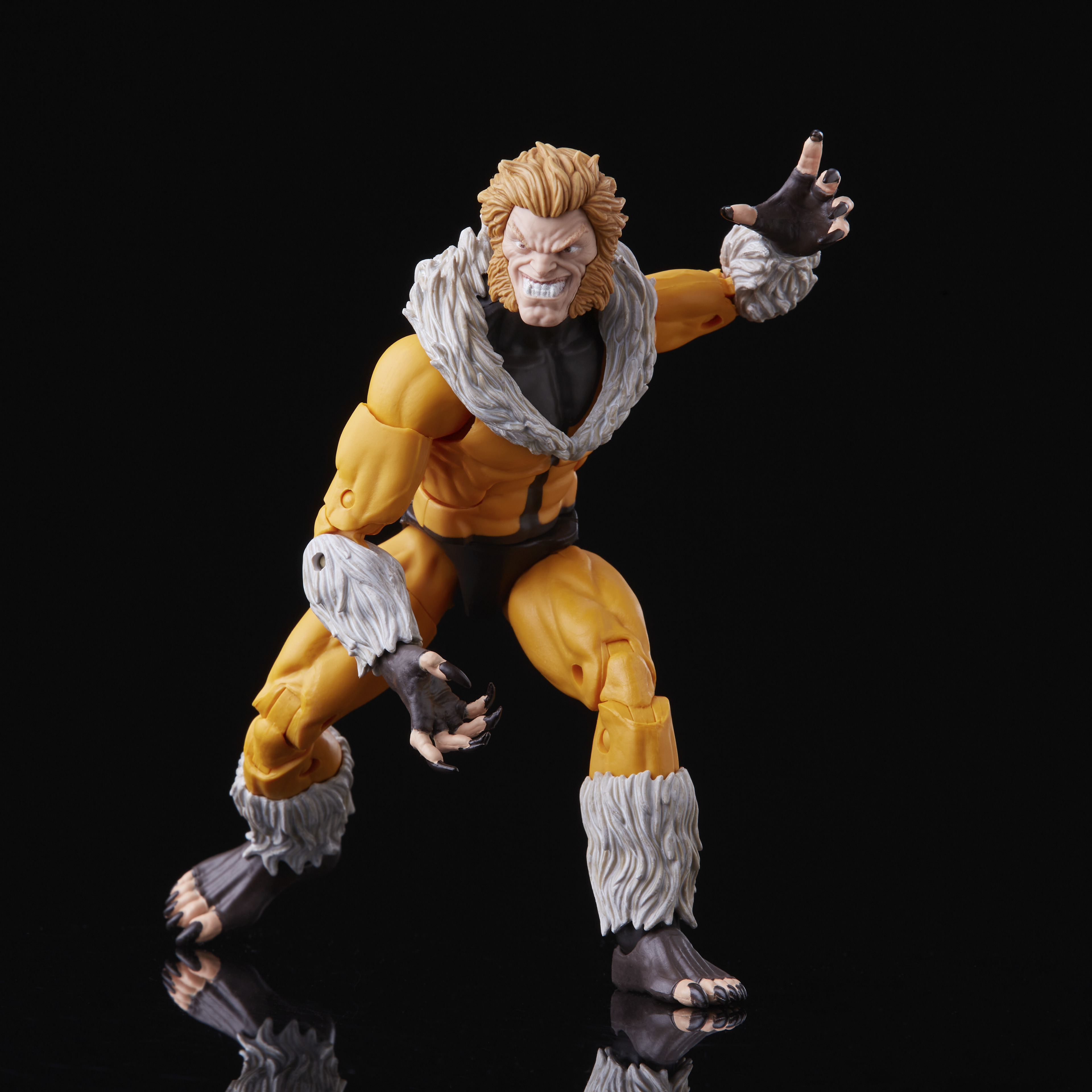 Action figure di Sabretooth. Corpo giallo, finiture in pelliccia bianca, in posa dinamica.