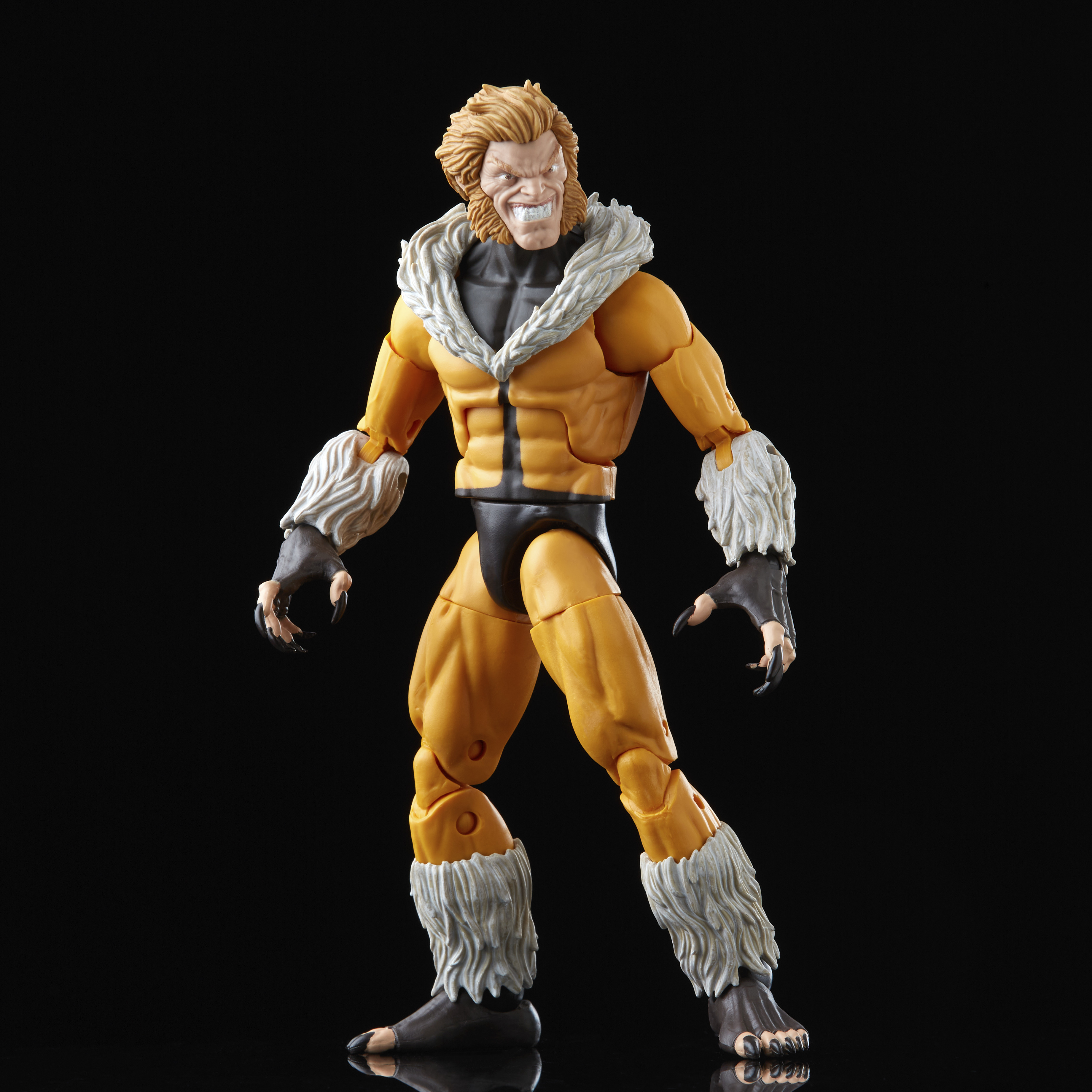 Action figure di Sabretooth con pelle gialla, dettagli in pelliccia bianca e artigli neri, su sfondo nero.