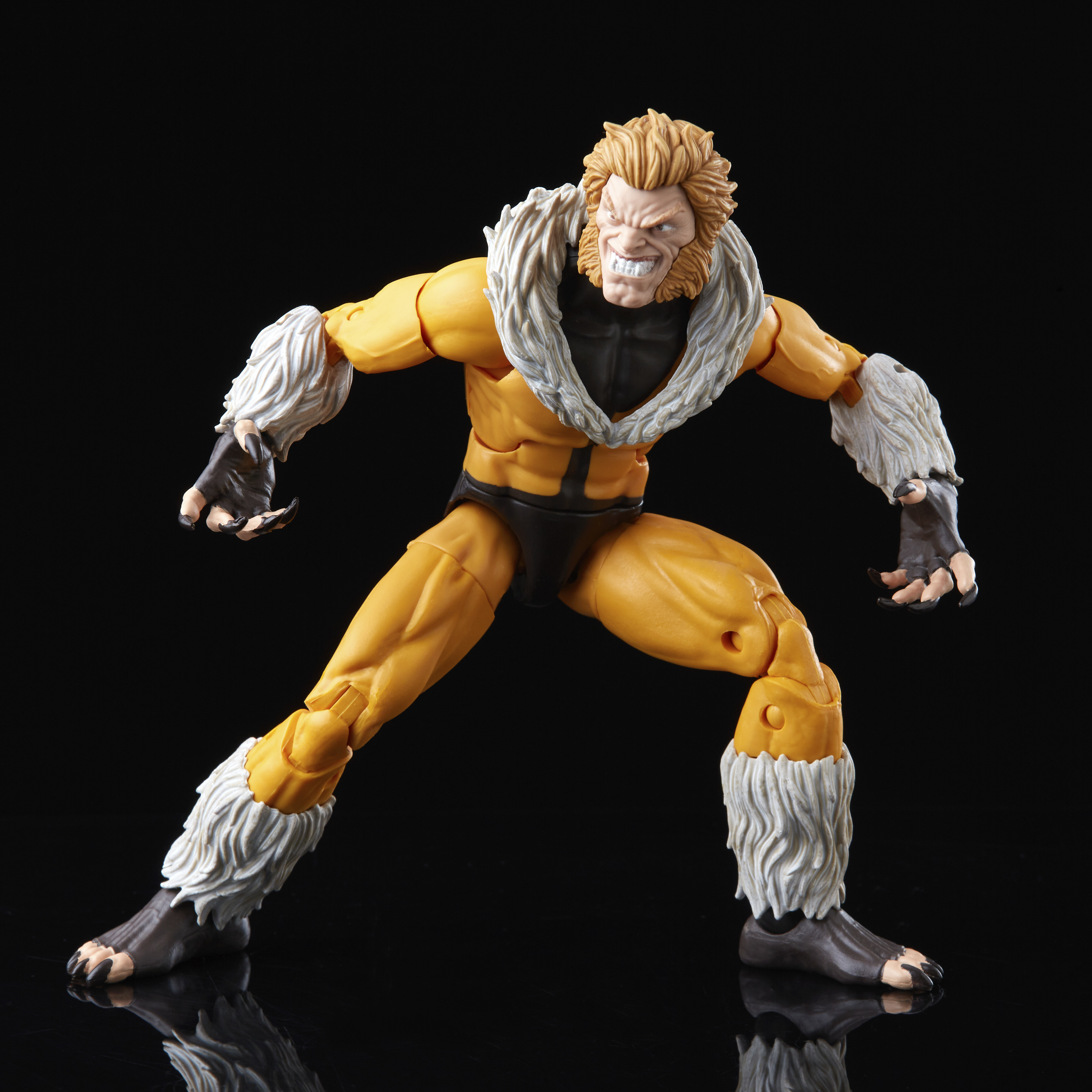 Action figure di Sabretooth in posa da combattimento con costume giallo/nero, sfondo nero.