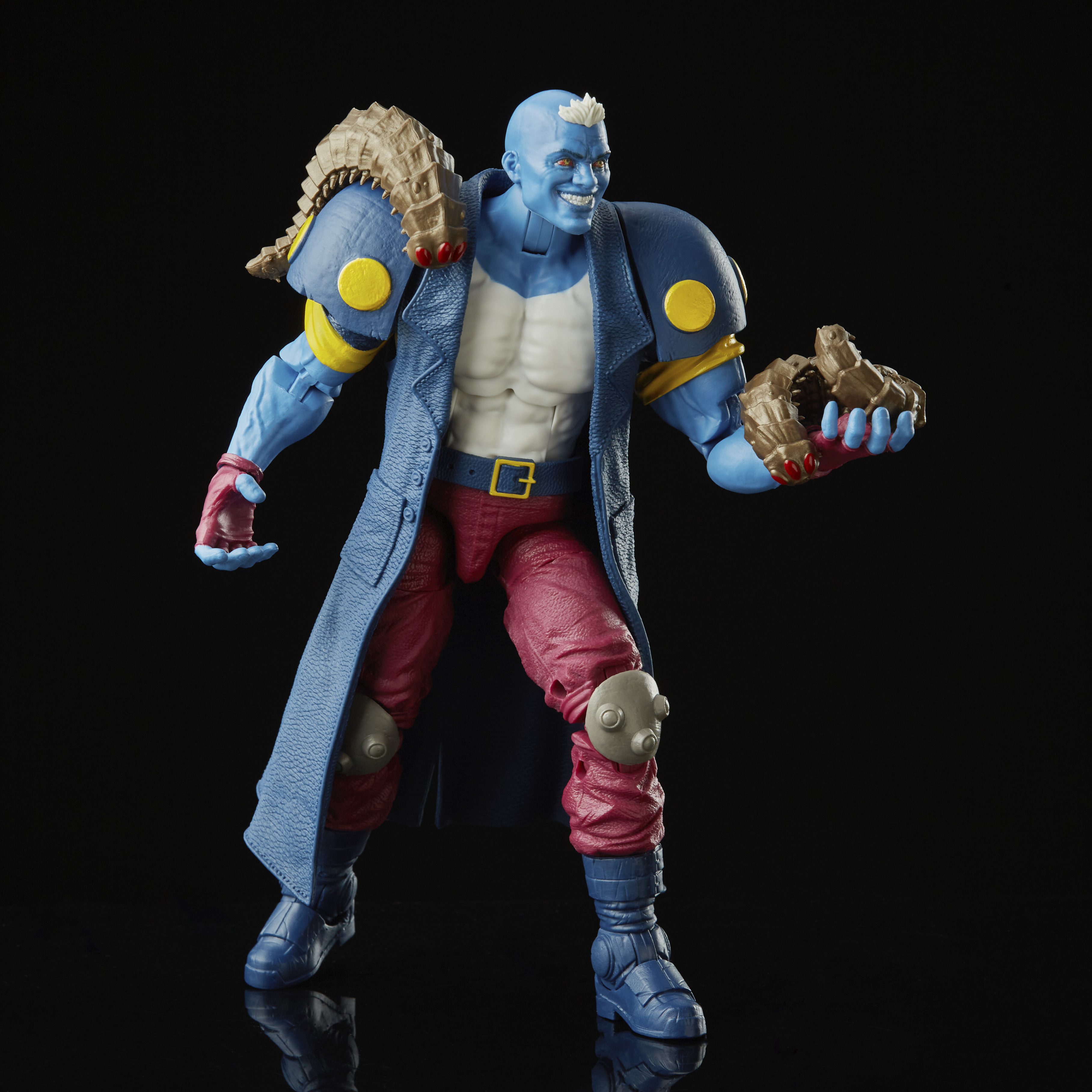 Figura blu con cappotto lungo, pantaloni rossi e spalline gialle che tiene una roccia. Sfondo nero.