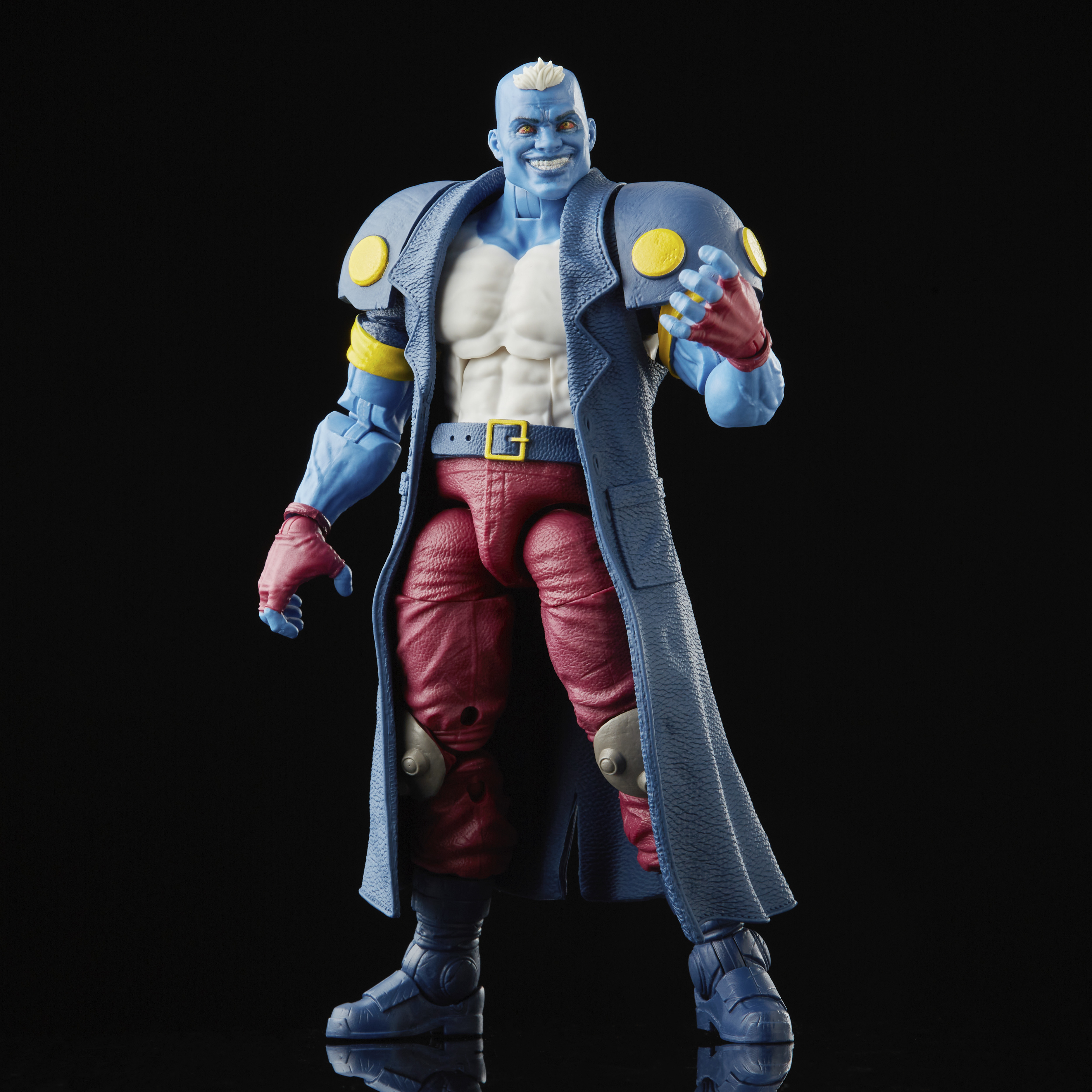Figura blu con cappotto lungo, pantaloni rossi e spalline gialle. Sorridente con sfondo nero.