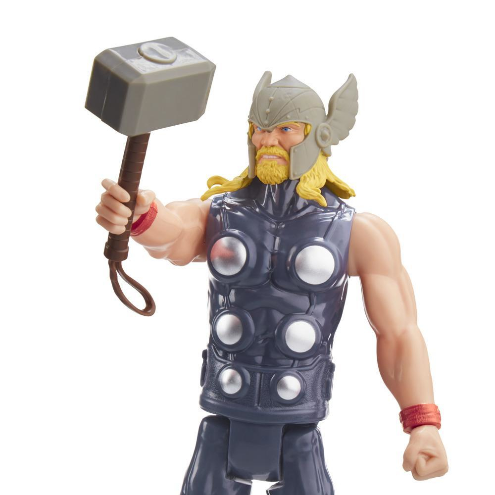 Action figure di Thor che tiene un martello. Ha i capelli biondi e un elmo, indossa un completo blu.