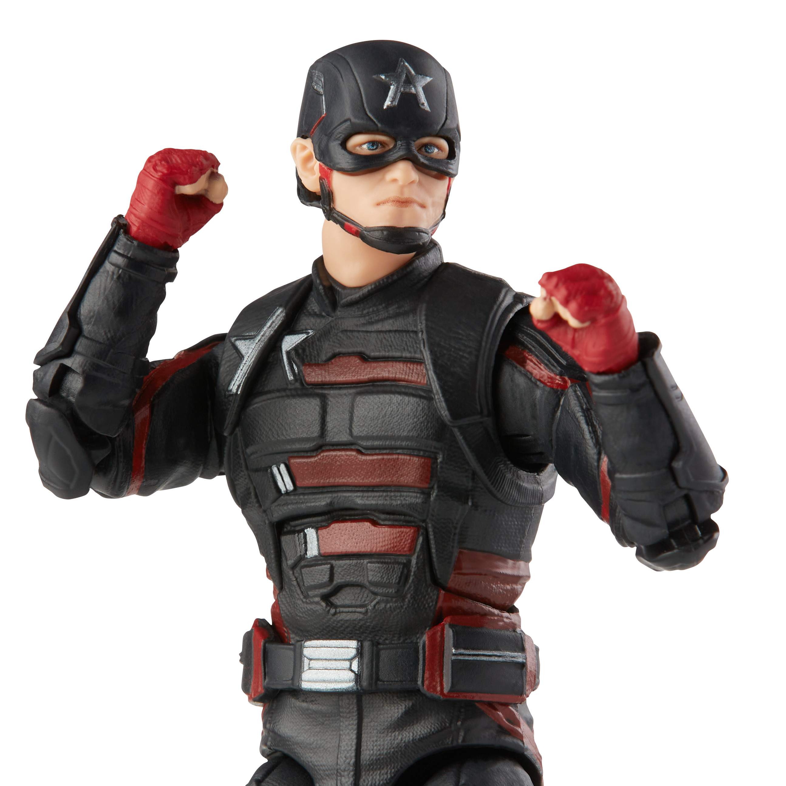 Action figure di un uomo in uniforme nera e rossa, casco a stella, pugni alzati.