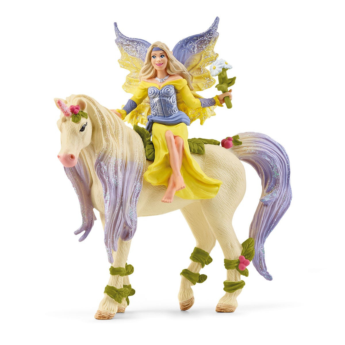 Una fata che cavalca un unicorno giocattolo con ali gialle, su sfondo bianco, con uno strumento bianco sul lato.