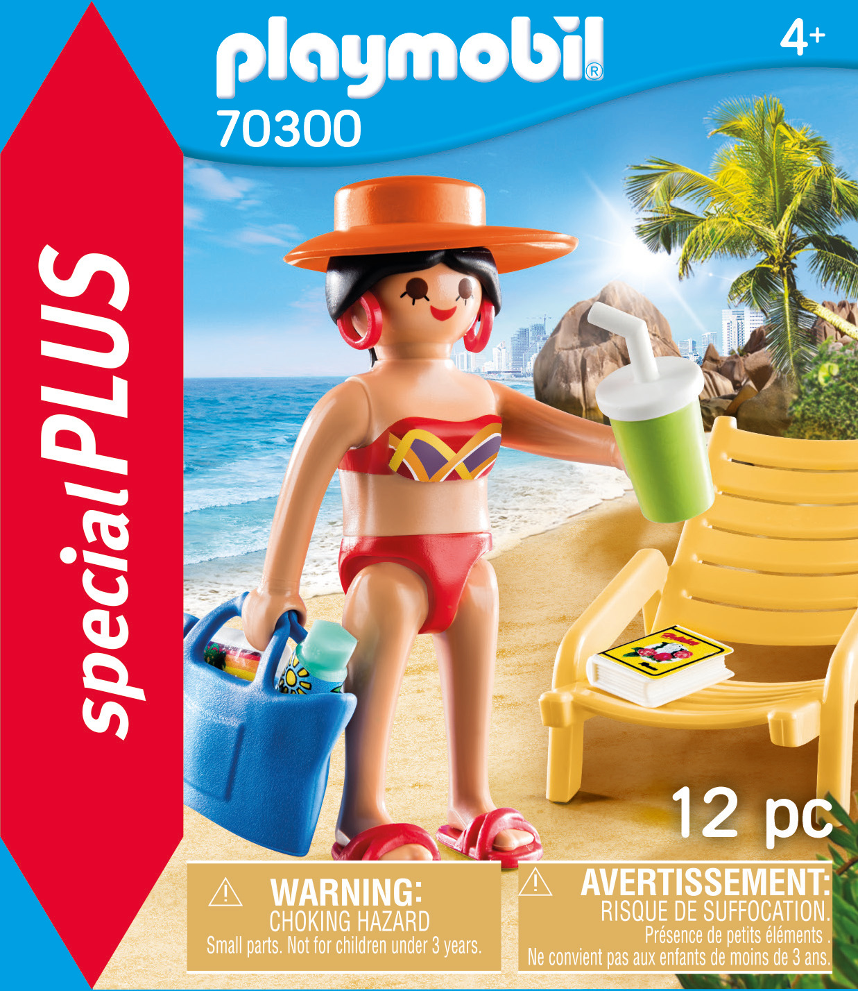 Eine Playmobil-Figur einer Frau im Bikini, die ein Getränk und eine Strandtasche hält. Im Hintergrund ist eine Strandszene.