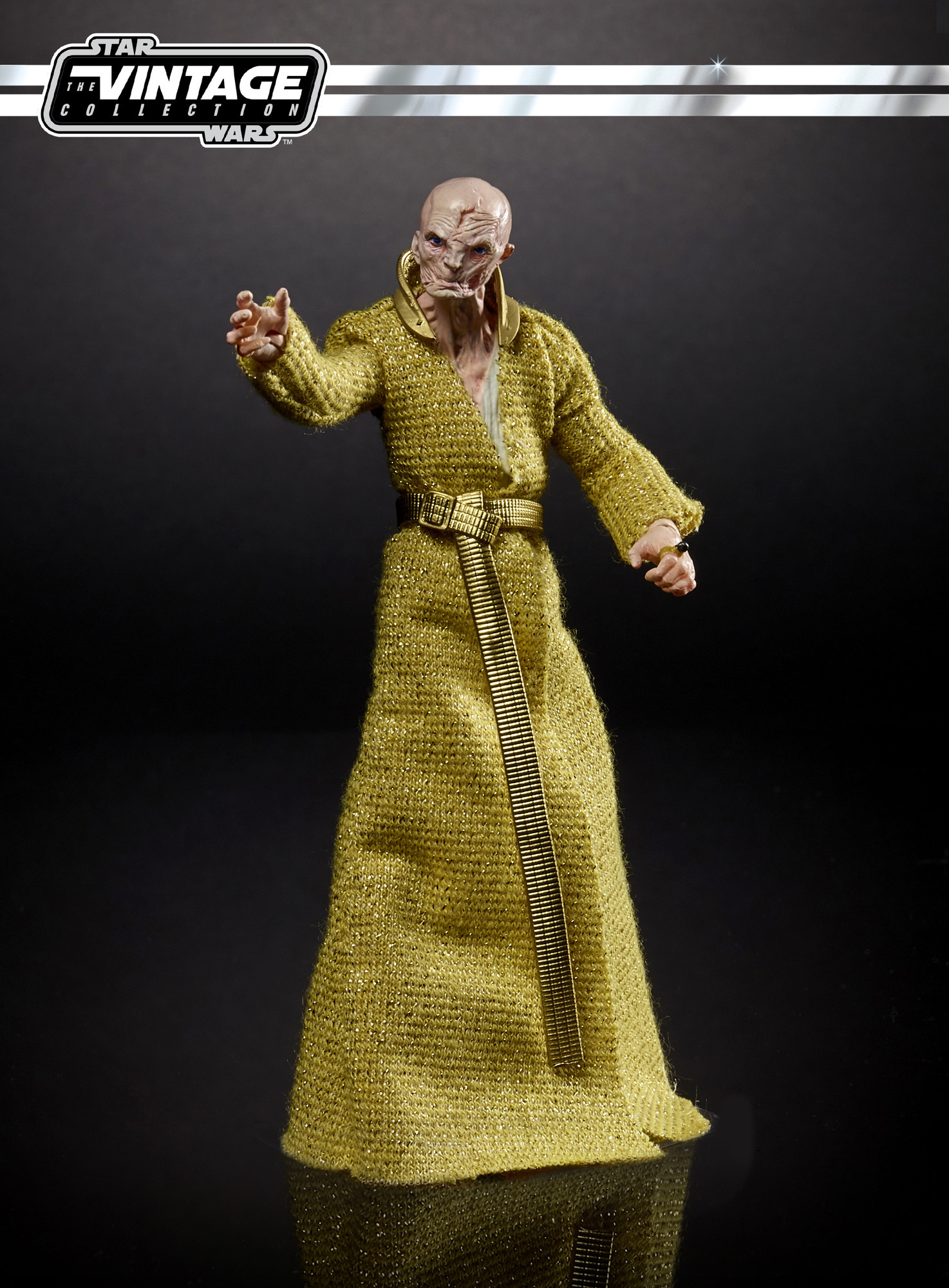 Supreme Leader Snoke Actionfigur, goldene Robe, blasses Gesicht, Star Wars Thema, schwarzer Hintergrund.