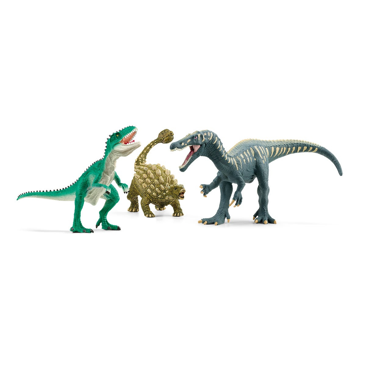 Tre dinosauri giocattolo. Uno verde, uno marrone e uno grigio su sfondo bianco.