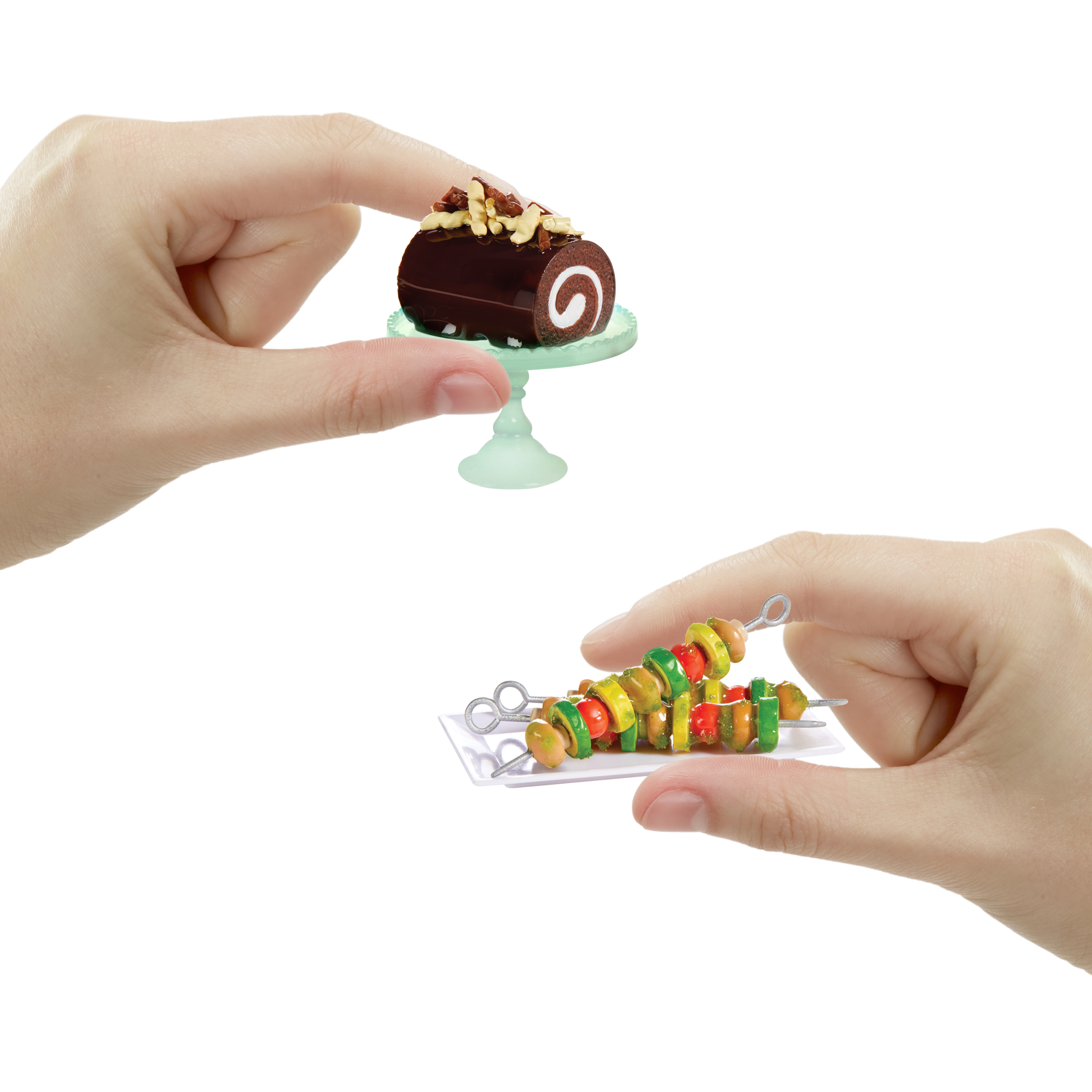 Zwei Hände halten Mini-Desserts. Eine hält einen Schokoladenkuchen, die andere Spieße mit Gemüse. Weißer Hintergrund.
