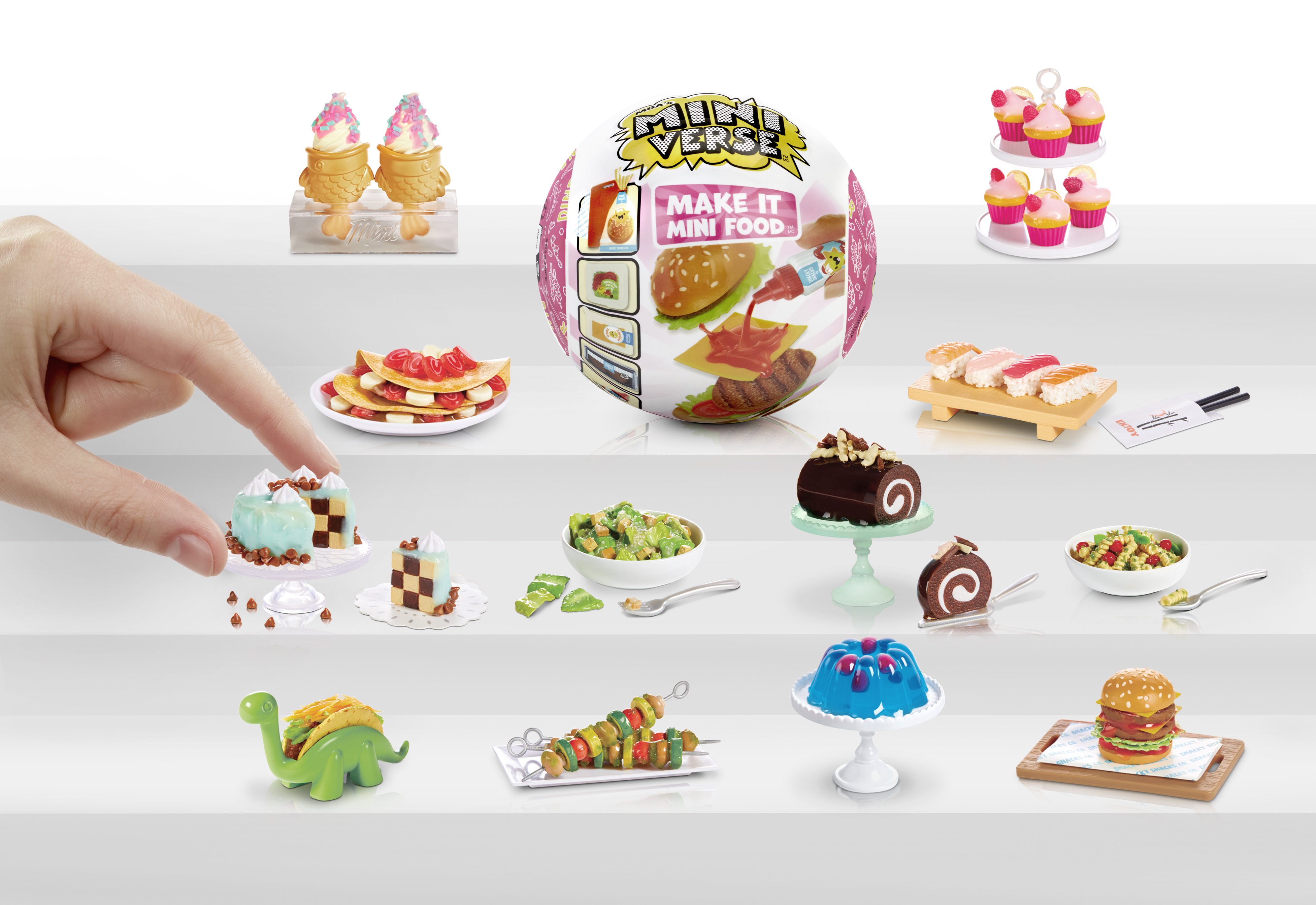 Eine Sammlung von Miniatur-Lebensmitteln, darunter Eiscreme, Sushi, Kuchen und ein Burger, auf einer Oberfläche angeordnet.