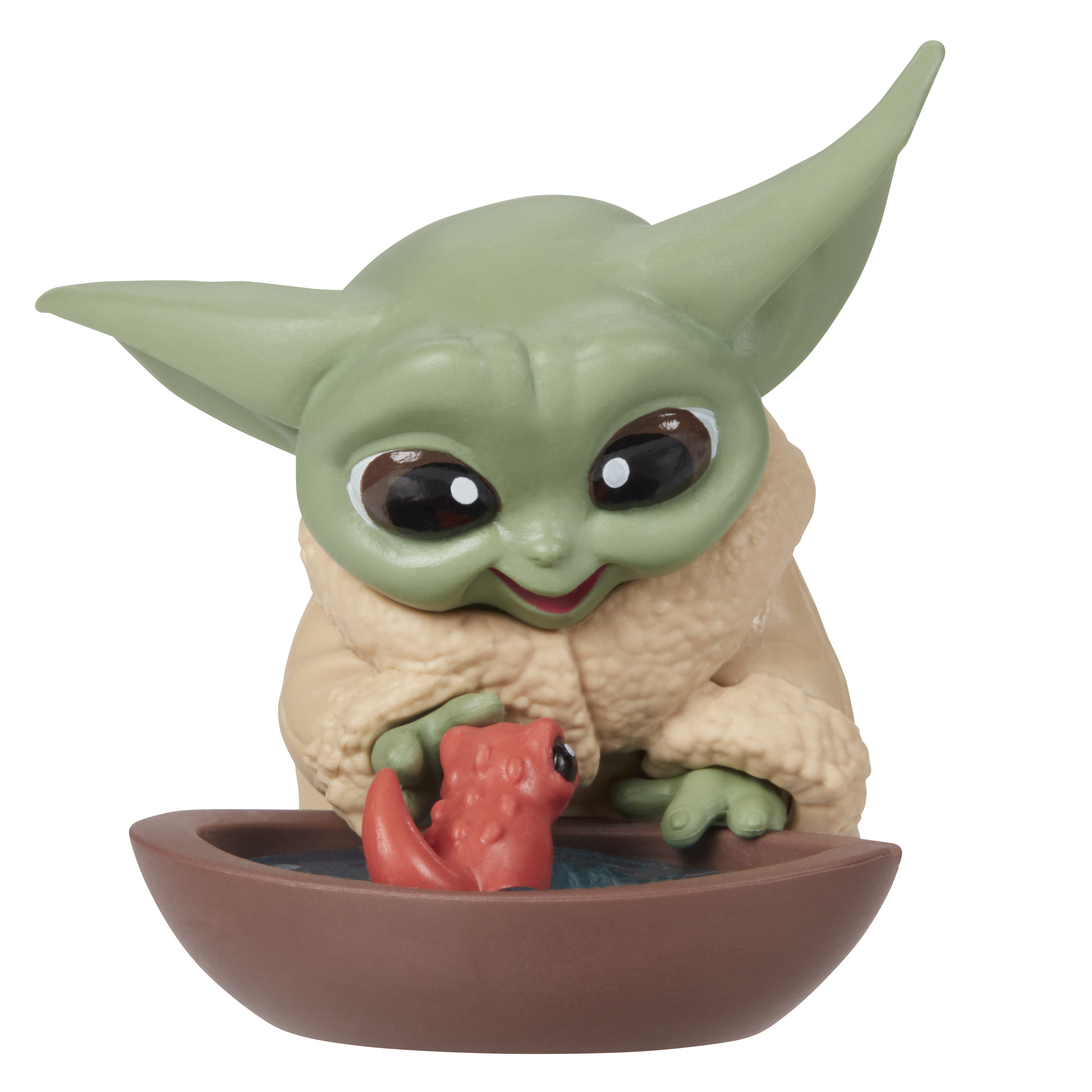 Una statuetta di Baby Yoda che gioca nell'acqua. Lo sfondo è bianco.
