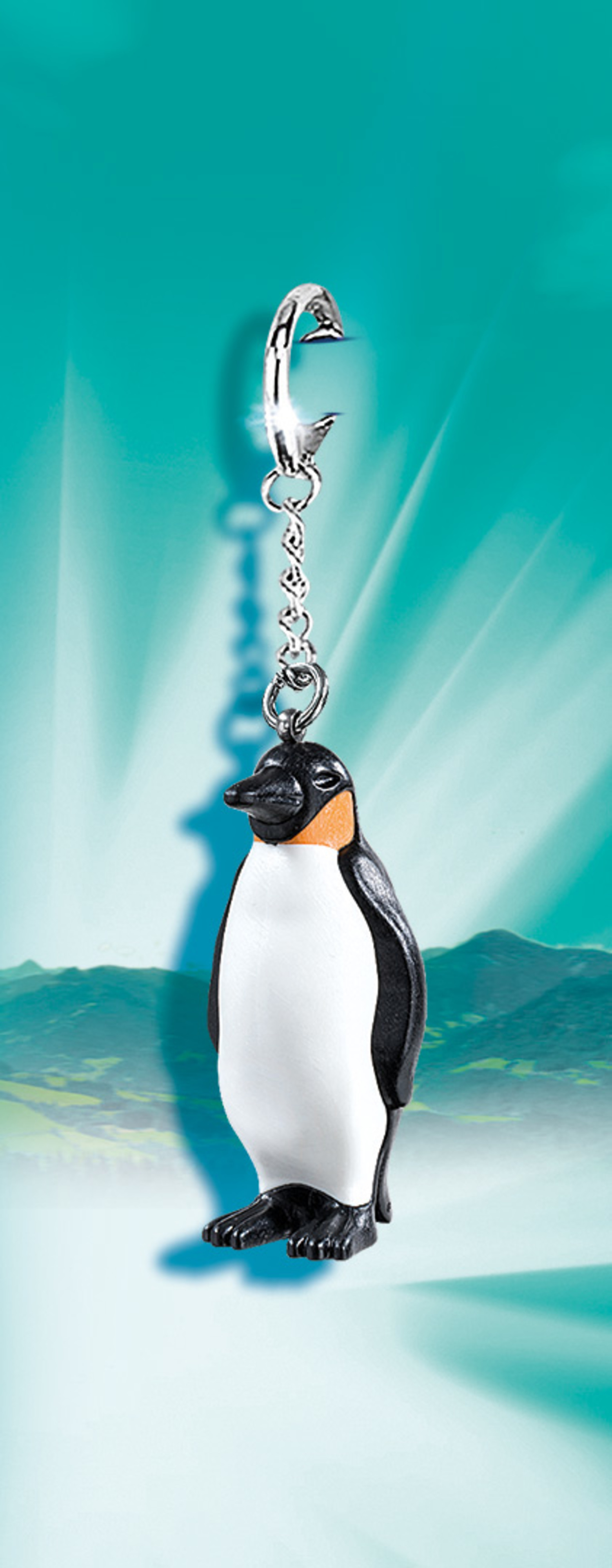 Brelok w kształcie pingwina z czarno-białym korpusem i srebrnym łańcuchem.
