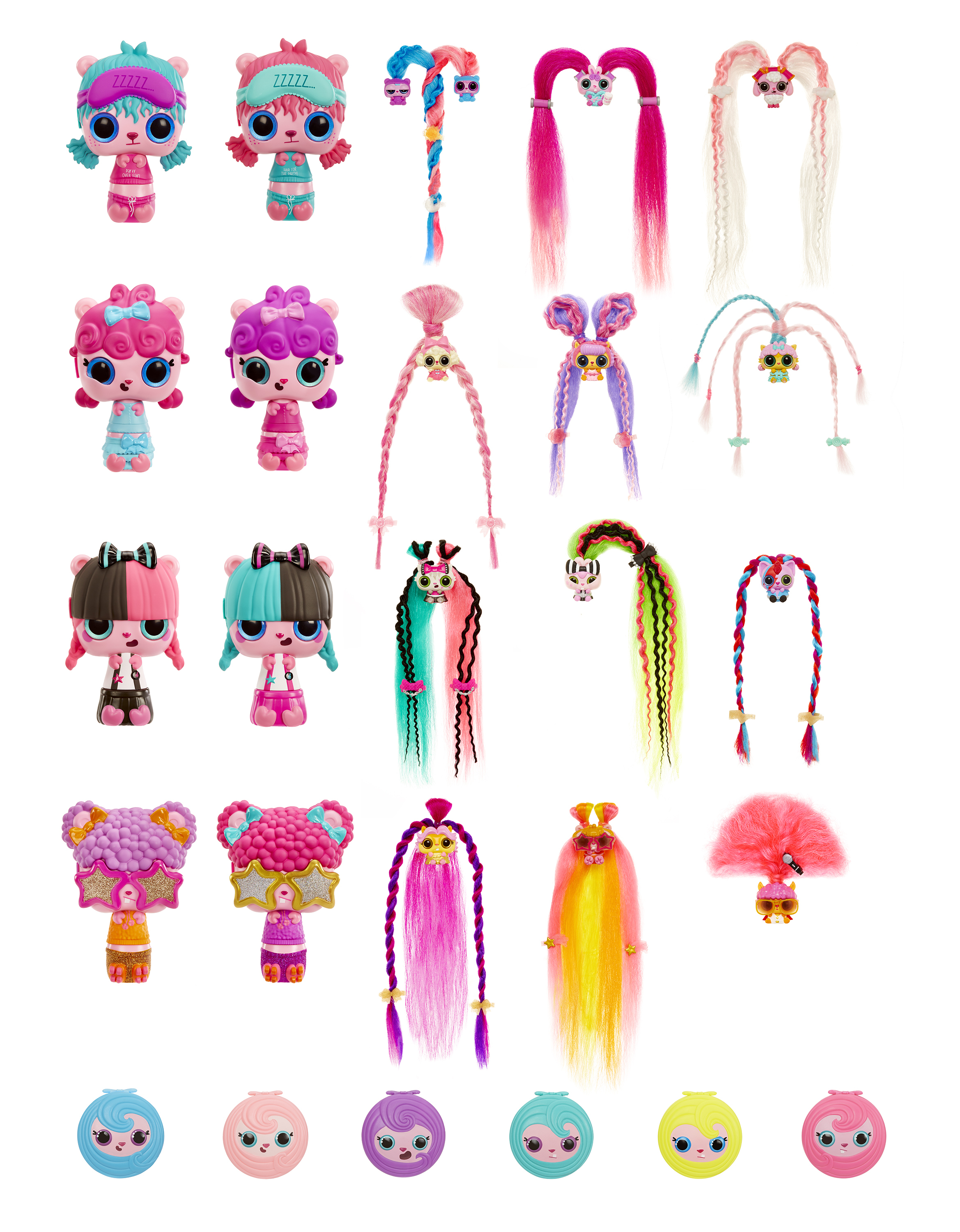 Mehrere Puppen und Haaraccessoires in verschiedenen Farben. Weißer Hintergrund.