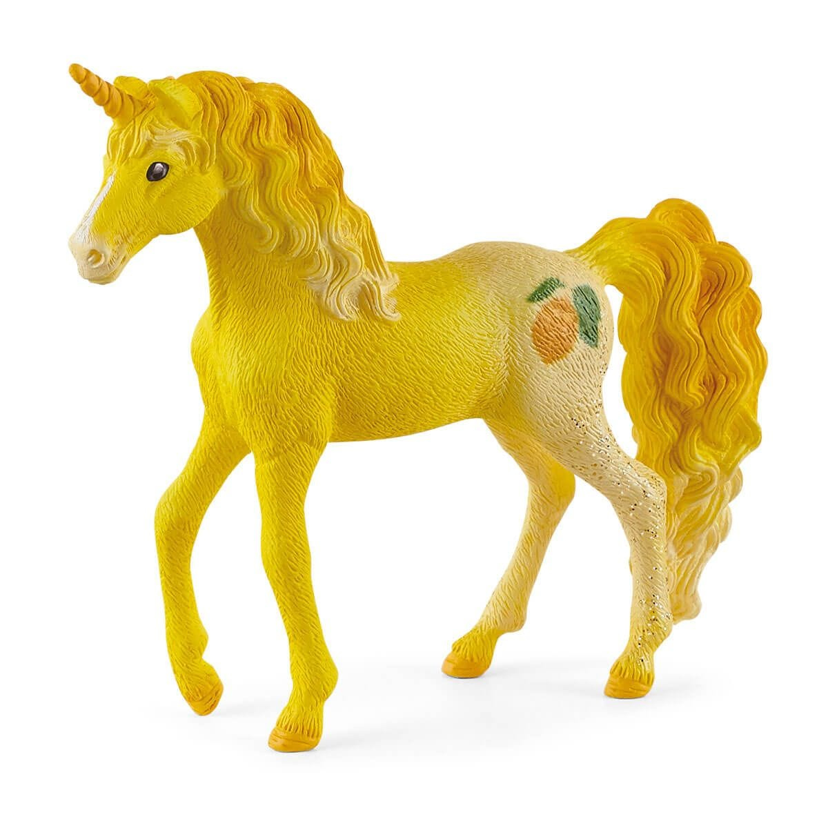 Unicorno giocattolo giallo con accenti arancioni. È in piedi su uno sfondo bianco. L'unicorno ha una lunga coda fluente.