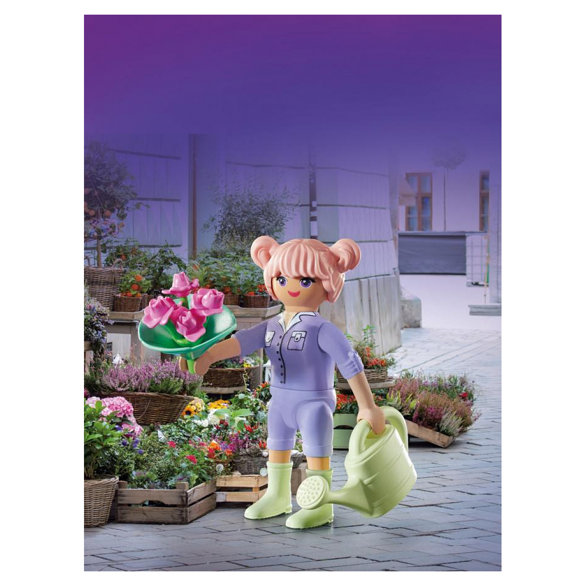 Eine Playmobil-Figur einer Frau in lila Outfit, die Blumen und eine Gießkanne hält, in einem Laden steht.