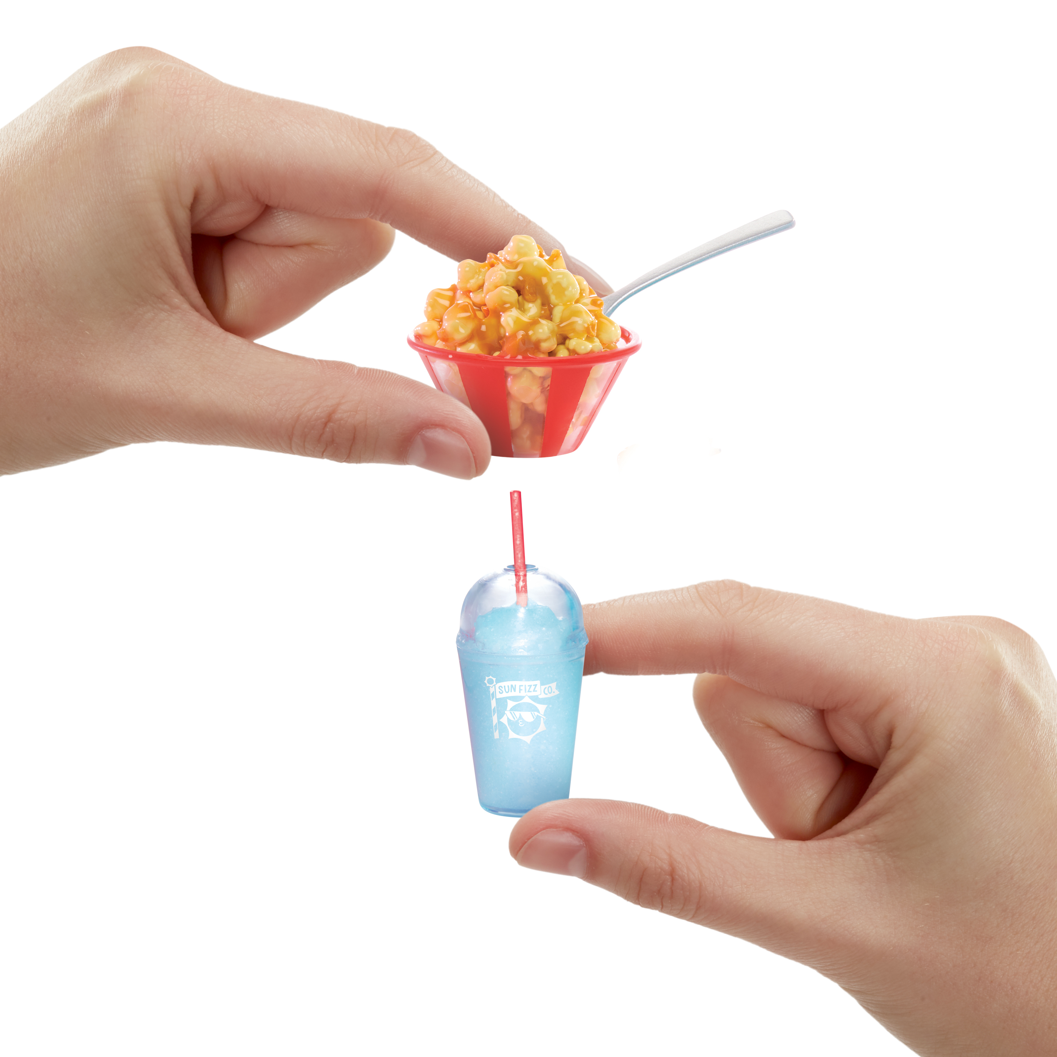 Ręce trzymające zabawkowe jedzenie: popcorn w czerwonej misce i niebieski slushie.