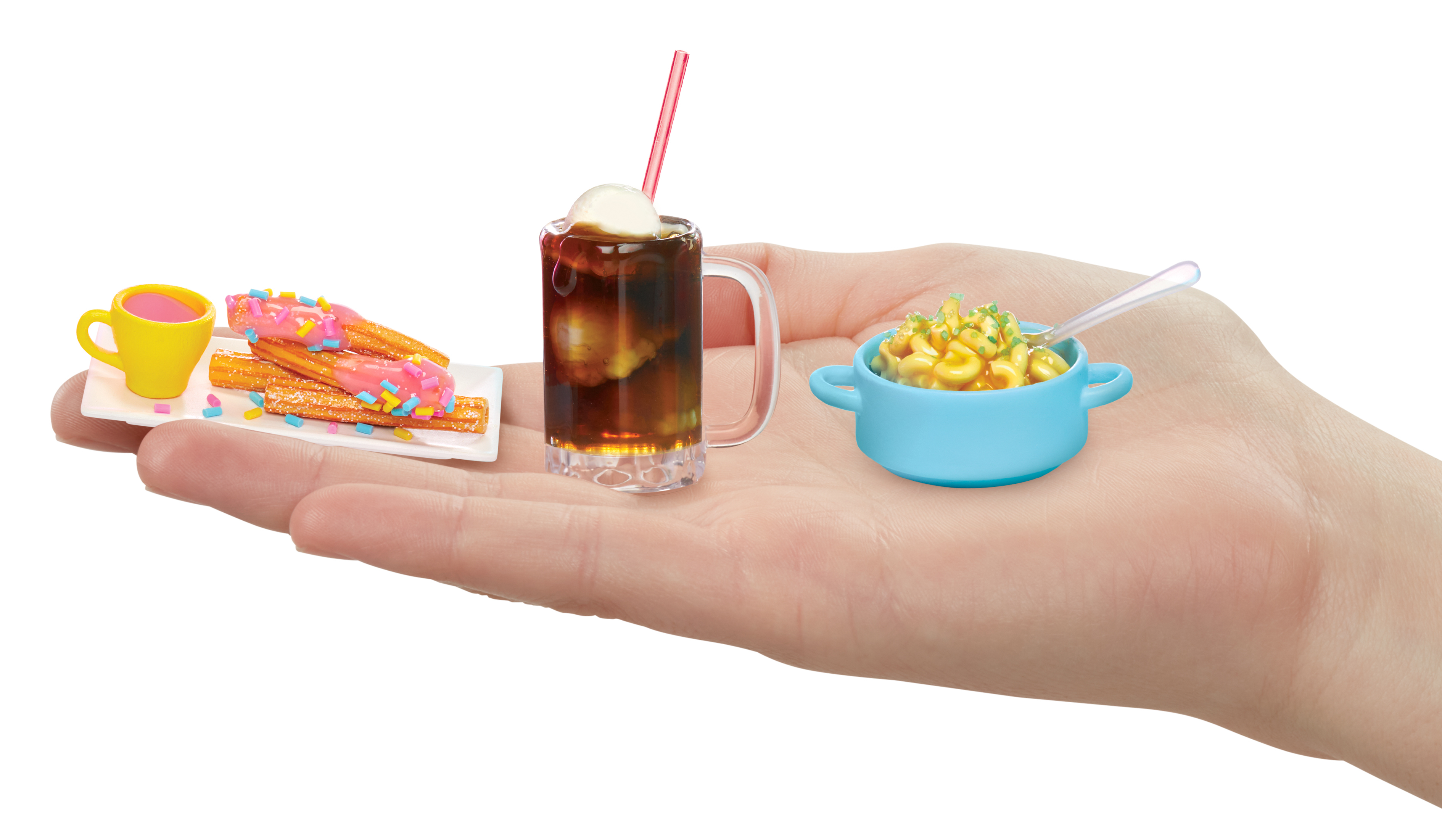 Ręka trzyma miniaturowe produkty spożywcze: churros, napój gazowany, małą miseczkę makaronu z serem i więcej.