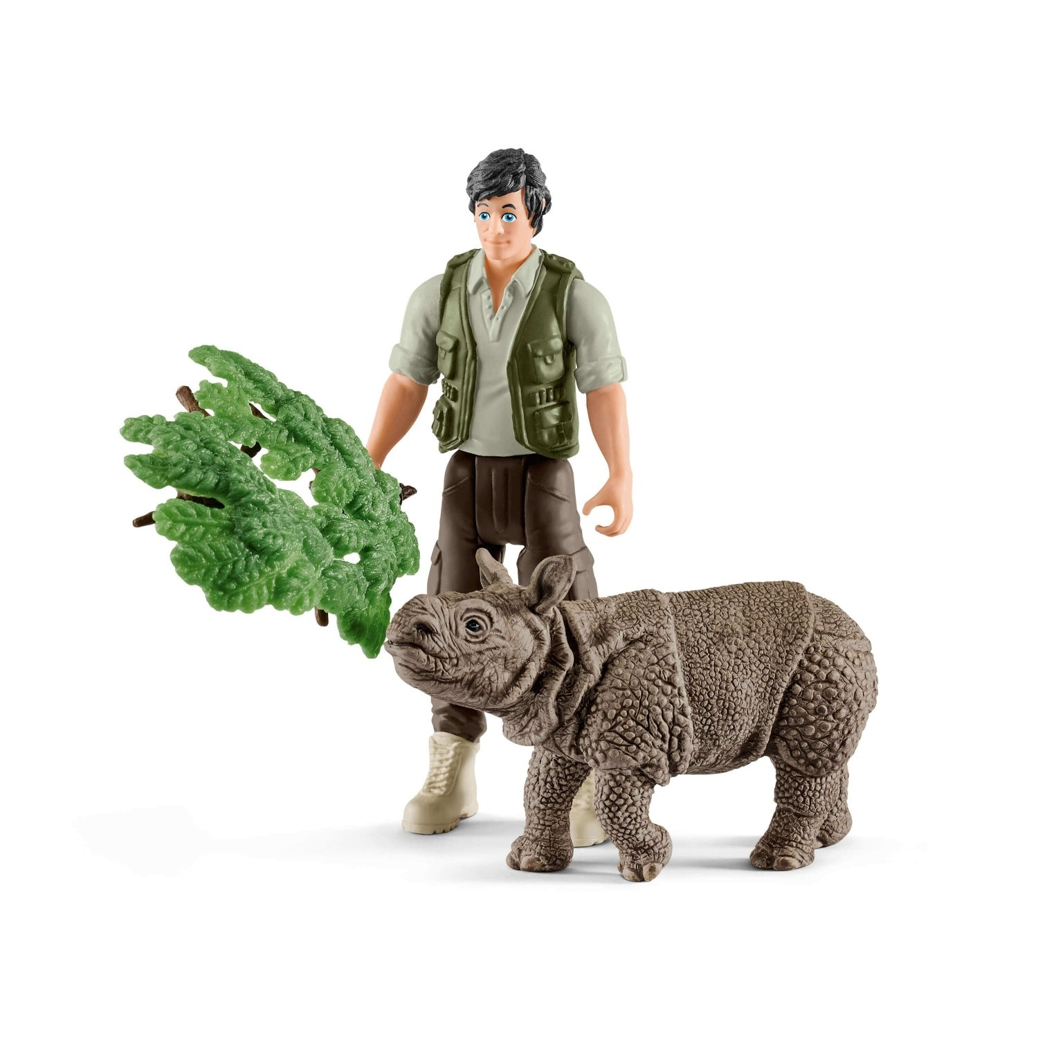 Ein Mann hält einen grünen Baum und steht neben einem braunen Nashorn-Spielzeug auf weißem Hintergrund.