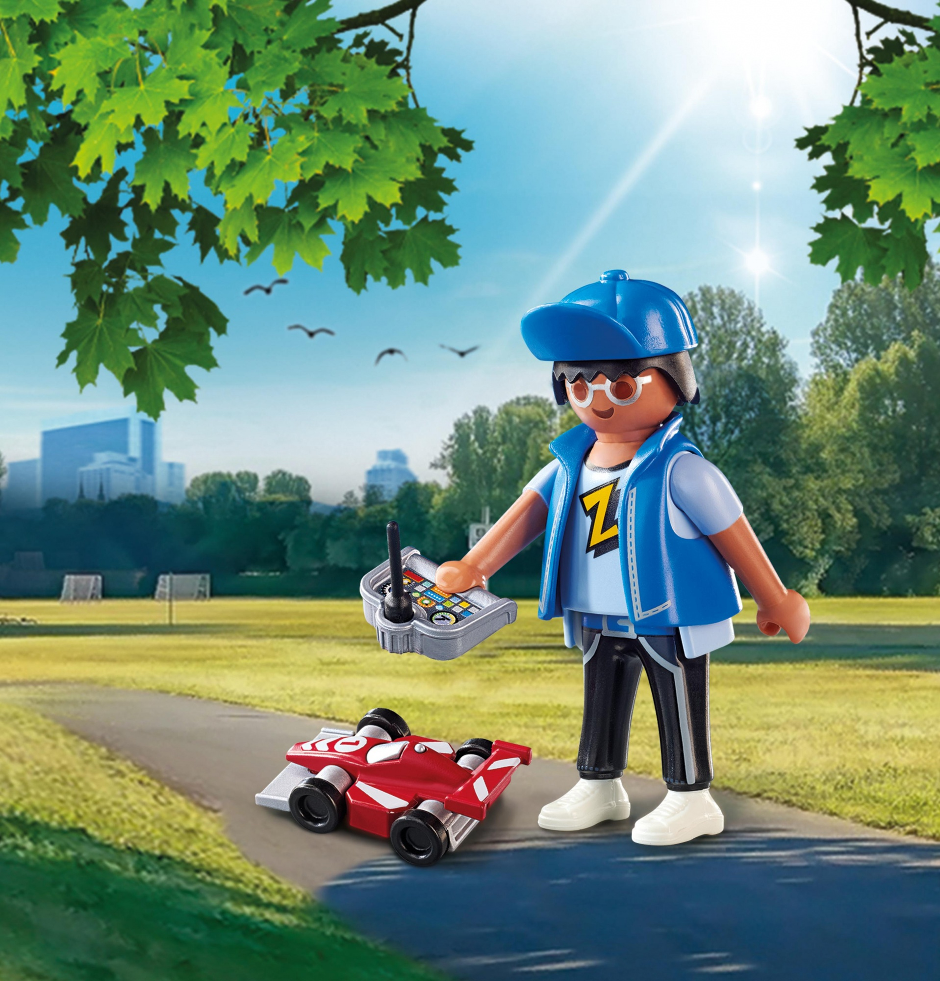 Playmobil-Figur mit blauer Mütze, hält ein Radio, mit einem roten Rennwagen auf einem Pfad.