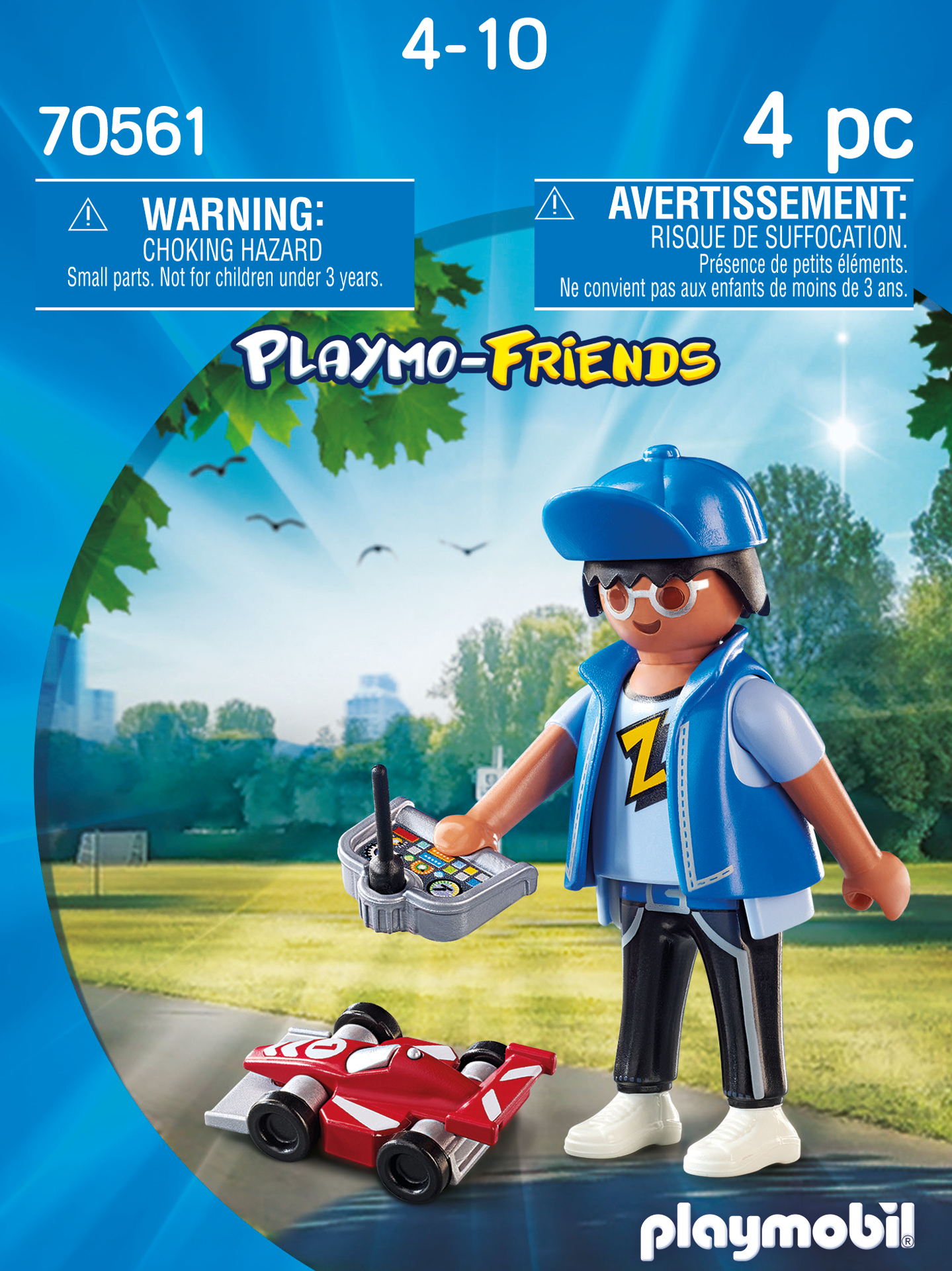 Playmo-Friends Set, ein Junge mit Fernbedienung und Auto. Junge hat Hut, Brille und blaue Weste. Weißer Hintergrund.