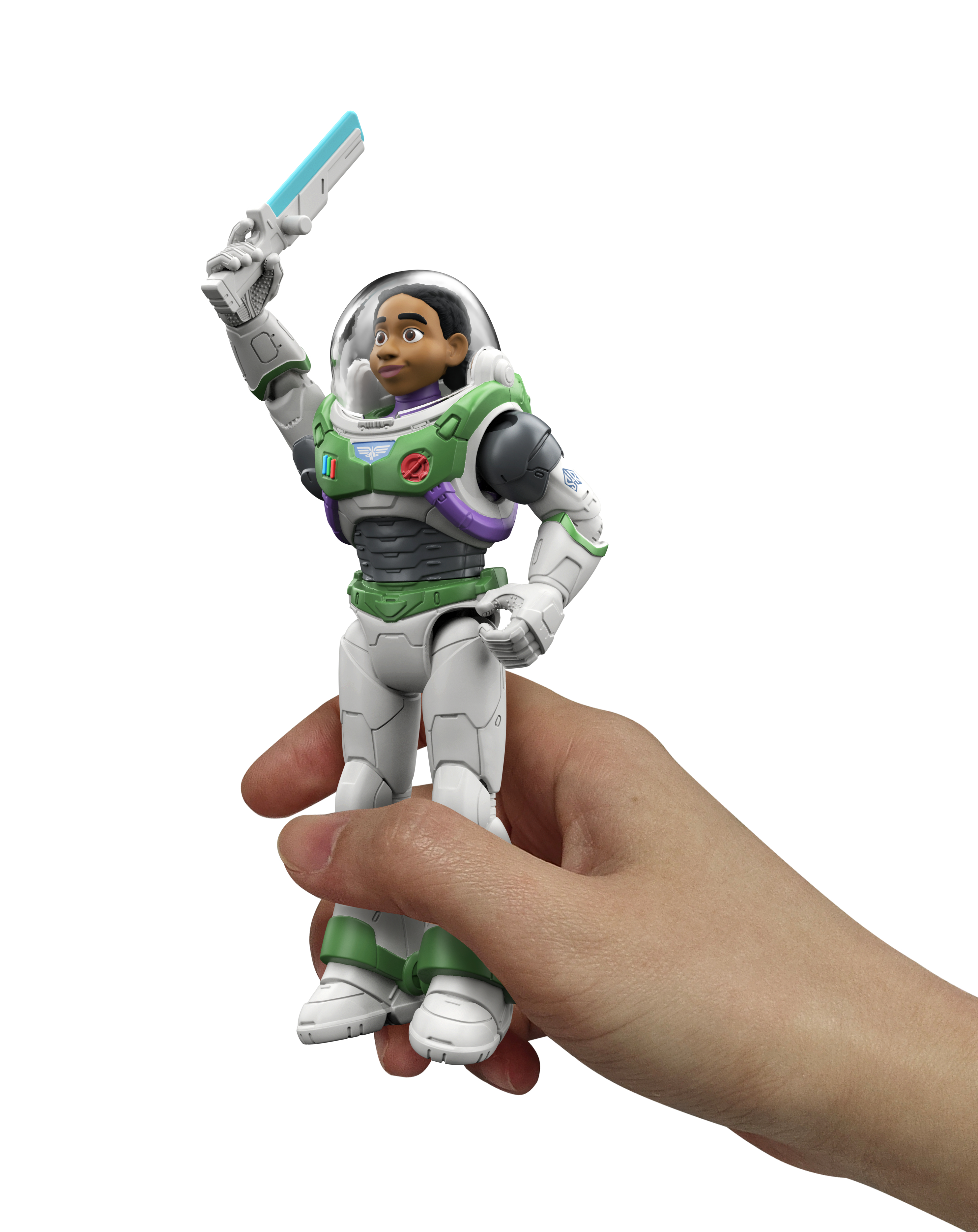 Buzz Lightyear Actionfigur, die von einer Hand gehalten wird. Er trägt einen grün-weißen Raumanzug. Weißer Hintergrund.