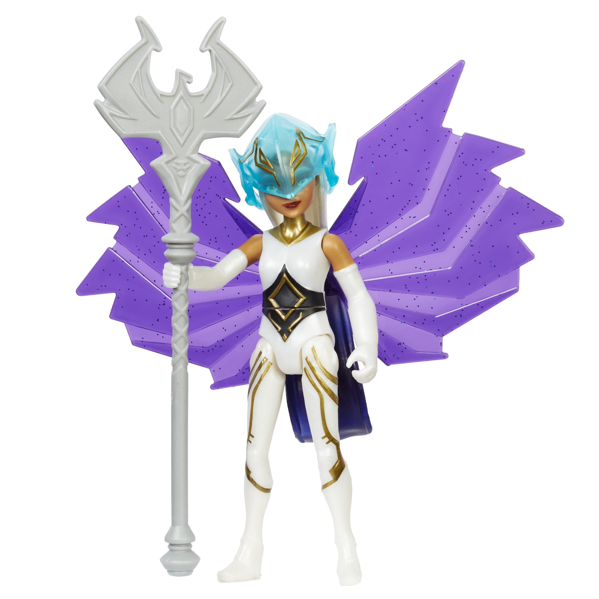 Una superheroína blanca y azul con alas moradas y un bastón sobre fondo blanco, mirando hacia adelante.