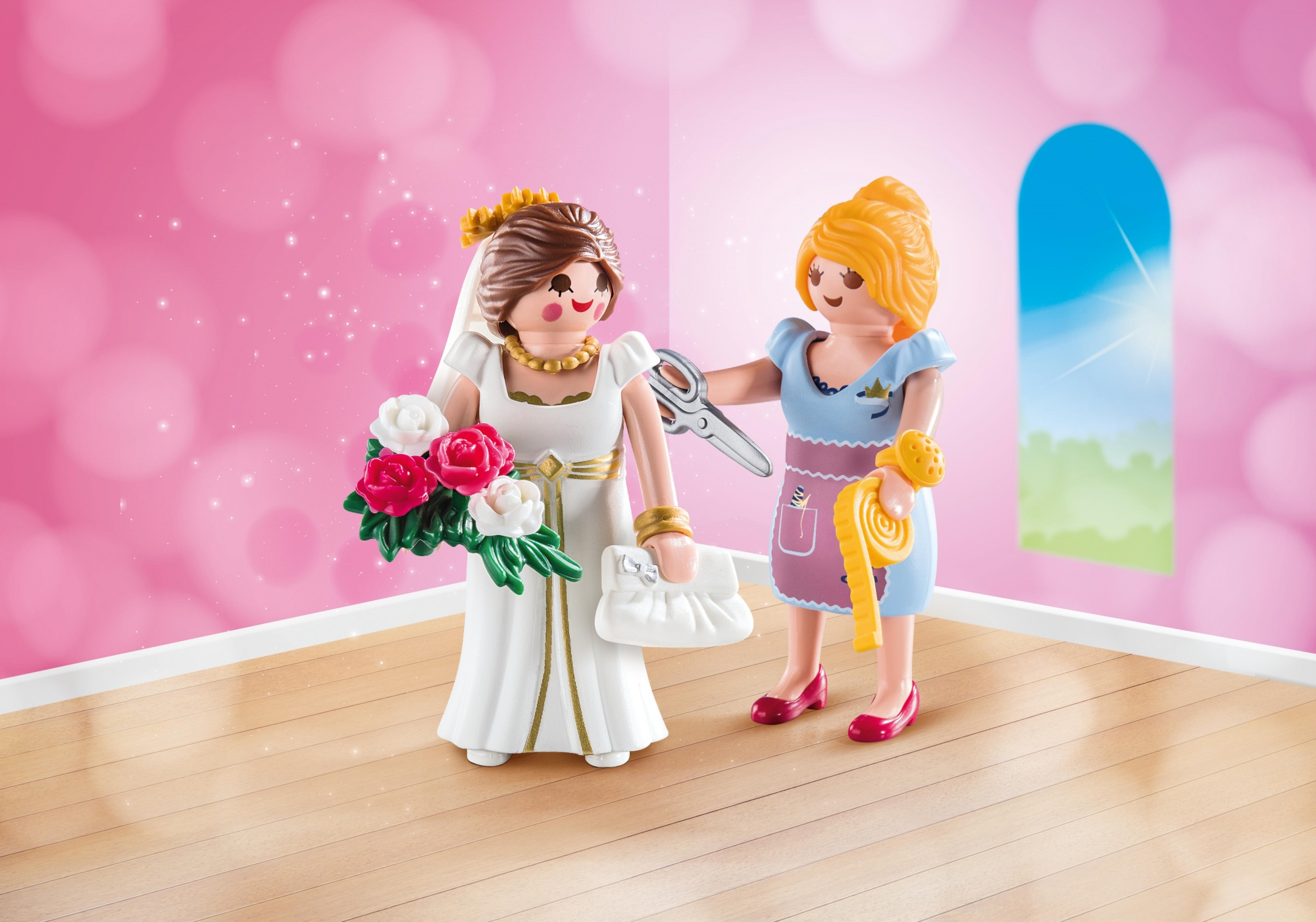 Playmobil-Braut- und Schneiderpuppen in einem rosa Zimmer, die Braut hält Blumen.