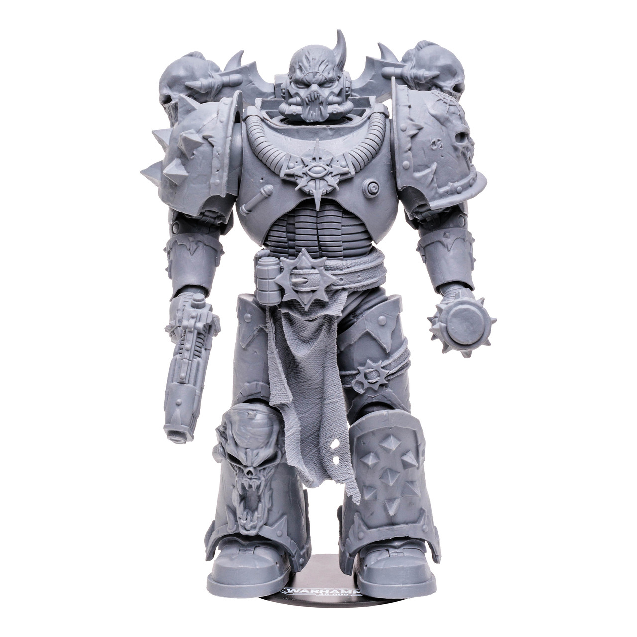 Action figure grigia con arma, armatura dettagliata, in piedi, sfondo bianco.