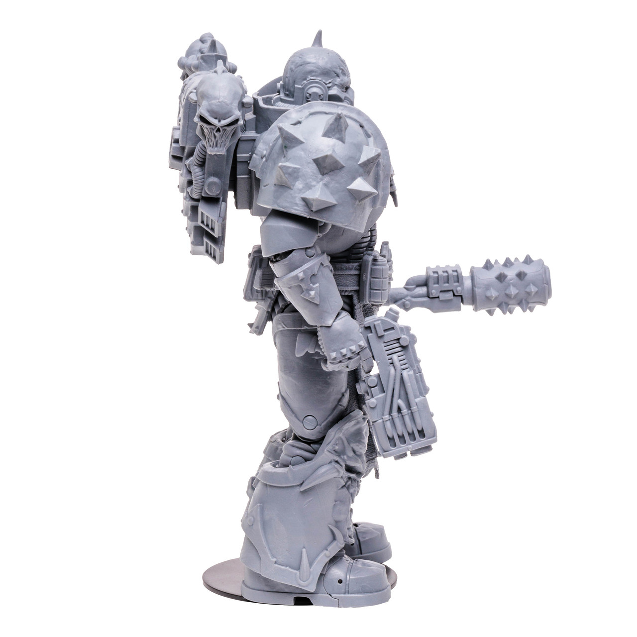 Action figure grigia, armatura dettagliata, arma, vista laterale, sfondo bianco.